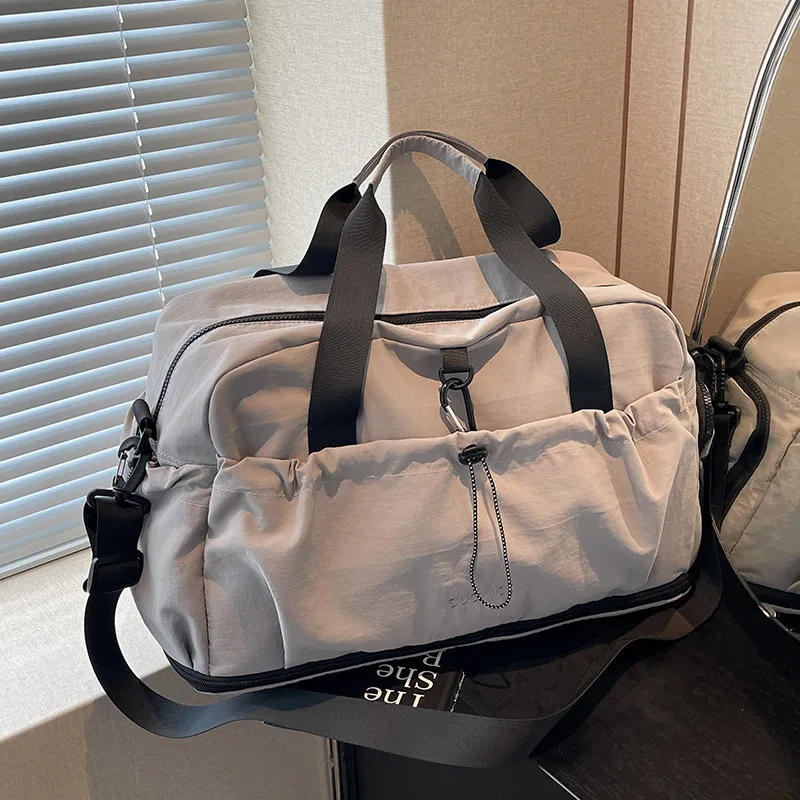 Travel Bag Large Capacity Extensible Yoga Bag Dry Wet Separation Hangbag for Women Weekender Bag with Shoe Compartment
Travel Bag Large Capacity Extensible Yoga Bag Dry Wet Separation Hangbag for Women Weekender Bag with Shoe Compartment