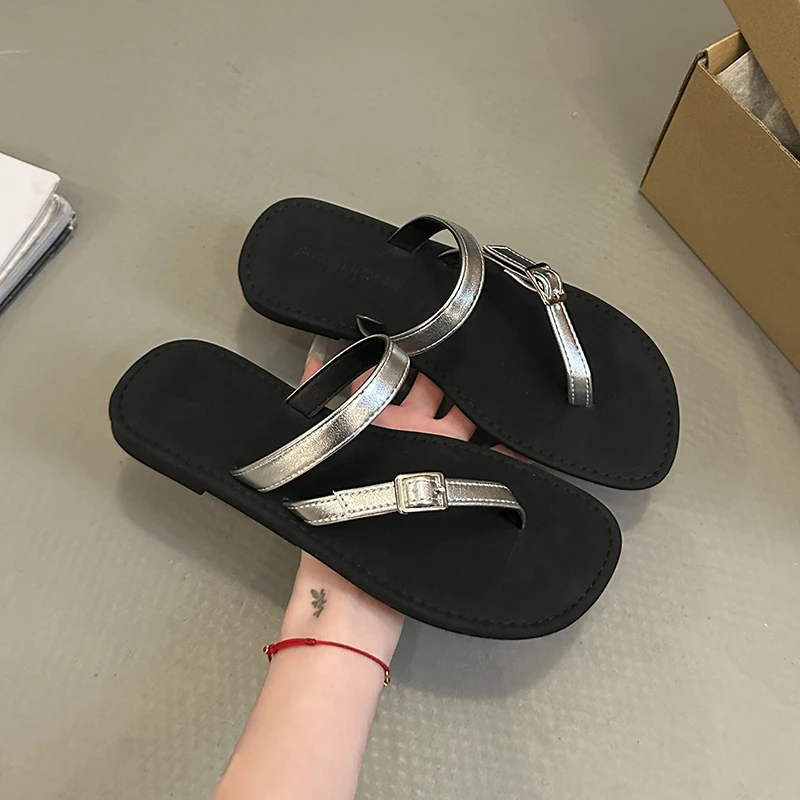 Ladies' Slippers for Summer Outdoor Wear, New French Retro Fashion, Soft Flat Bottomed Beach Shoes
Ladies' Slippers for Summer Outdoor Wear, New French Retro Fashion, Soft Flat Bottomed Beach Shoes