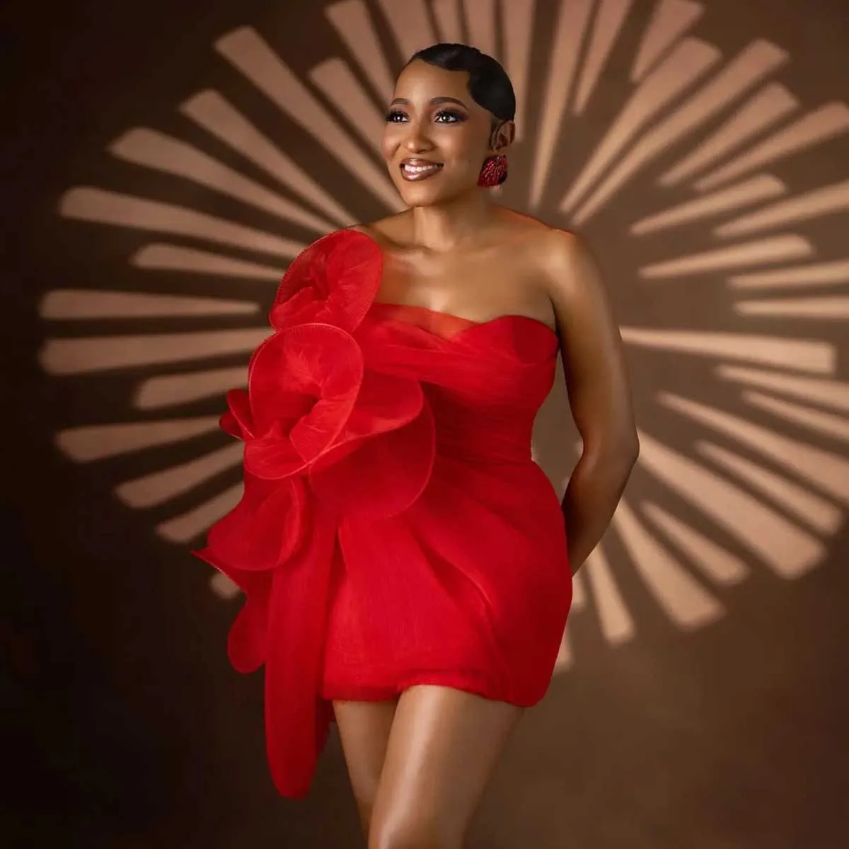 Шикарное короткое платье с красным цветком на день рождения без бретелек, мини-длина, африканское свадебное второе платье, черные женские платья для выпускного вечера на заказ
Шикарное короткое платье с красным цветком на день рождения без бретелек, мини-длина, африканское свадебное второе платье, черные женские платья для выпускного вечера на заказ