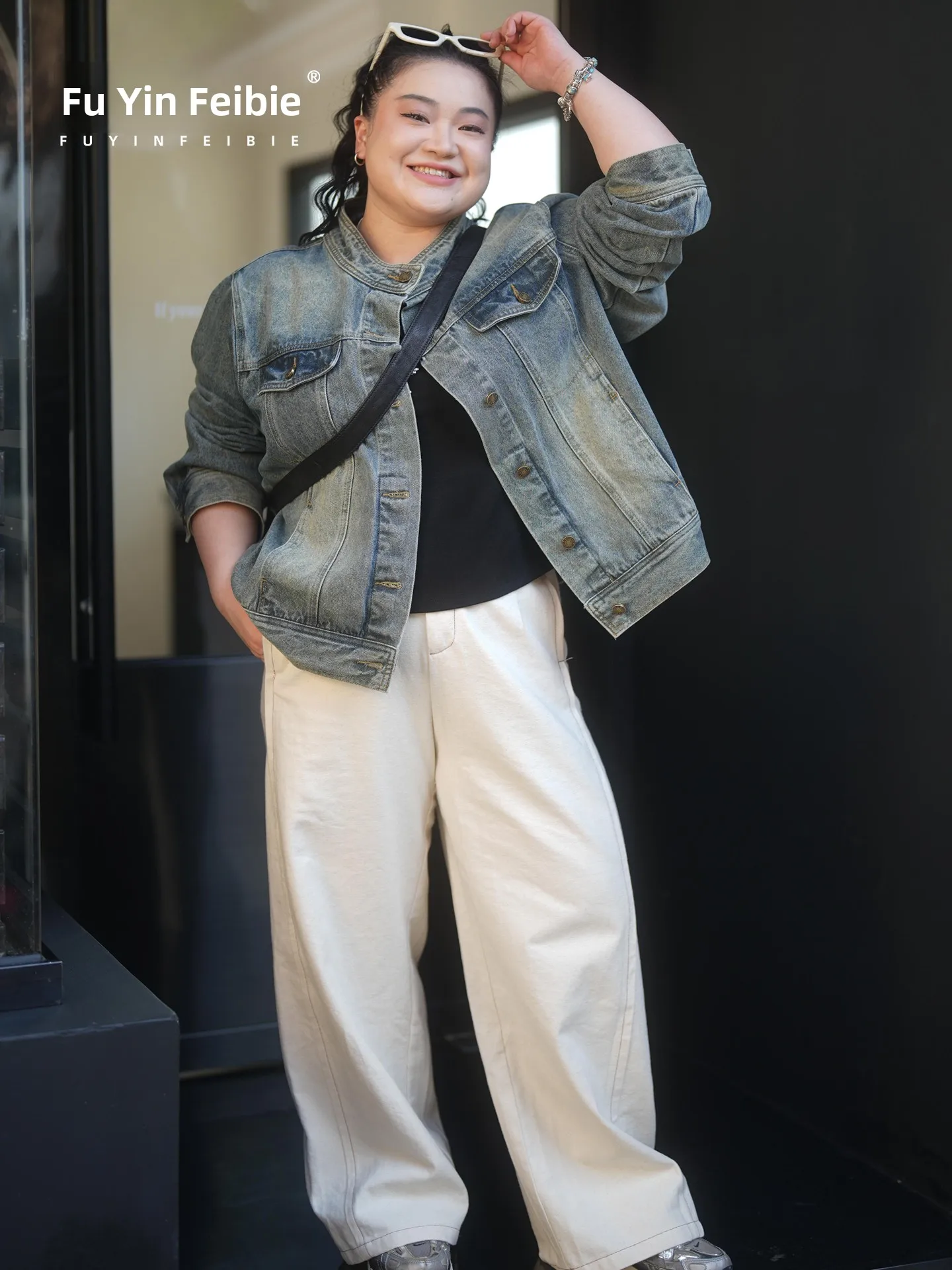 Повседневная джинсовая куртка больших размеров с воротником-стойкой, универсальная, стройнящая, женская, короткая верхняя одежда из смесовой ткани (хлопок, полиэстер, вискоза)
Повседневная джинсовая куртка больших размеров с воротником-стойкой, универсальная, стройнящая, женская, короткая верхняя одежда из смесовой ткани (хлопок, полиэстер, вискоза)