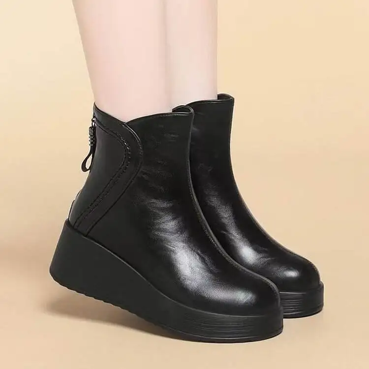 Women's Boots Thick Sole Soft Leather Fleece Lined Thickened round Head Short Boots Cotton Shoes Winter New Style
Women's Boots Thick Sole Soft Leather Fleece Lined Thickened round Head Short Boots Cotton Shoes Winter New Style