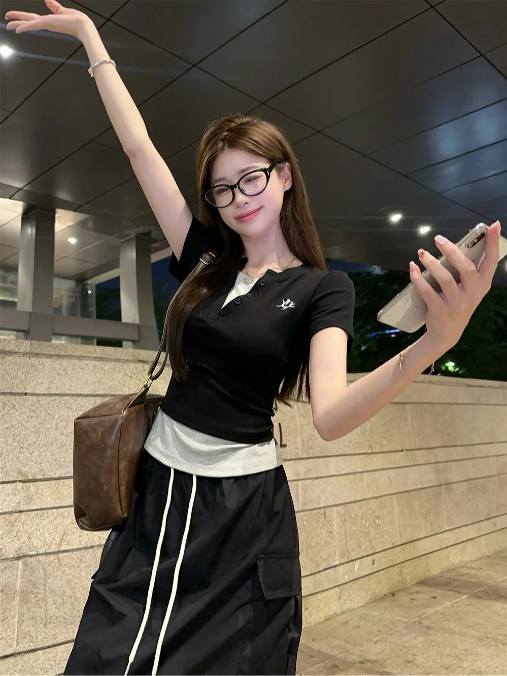 American retro fake two-piece V-neck patchwork front shoulder short slim fit short sleeved T-shirt top for women
American retro fake two-piece V-neck patchwork front shoulder short slim fit short sleeved T-shirt top for women