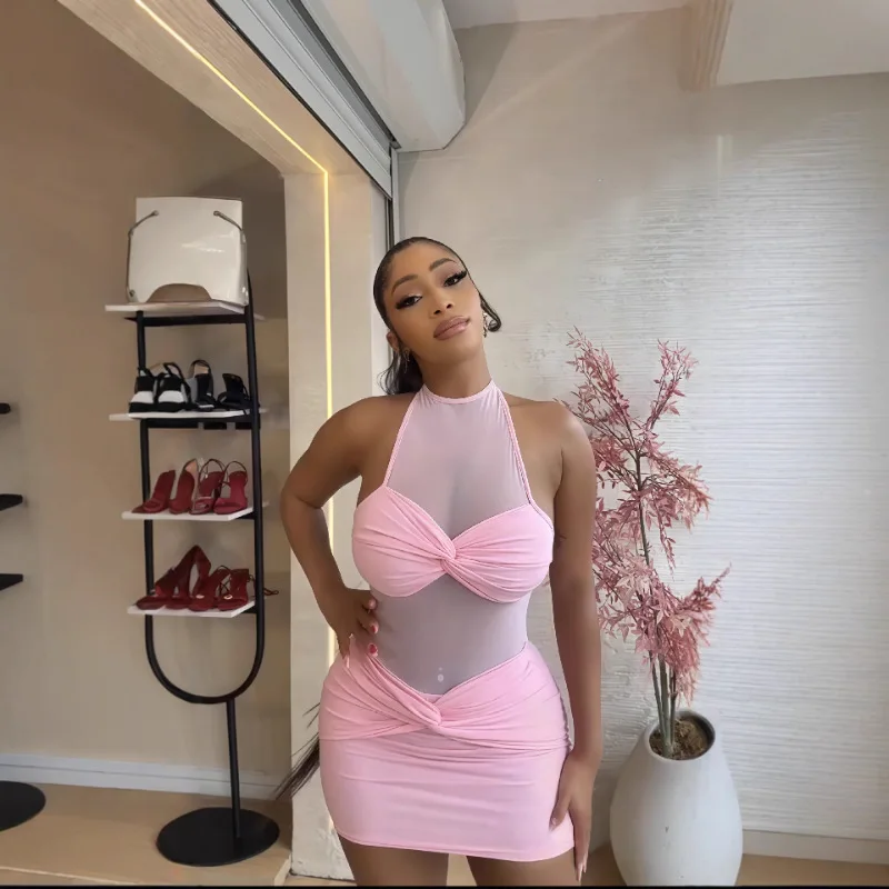 Новое женское летнее платье-боди из сетки с кружевными вставками, облегающее, с вырезом халтер, без рукавов, короткое, удобное, минималистичное
Новое женское летнее платье-боди из сетки с кружевными вставками, облегающее, с вырезом халтер, без рукавов, короткое, удобное, минималистичное