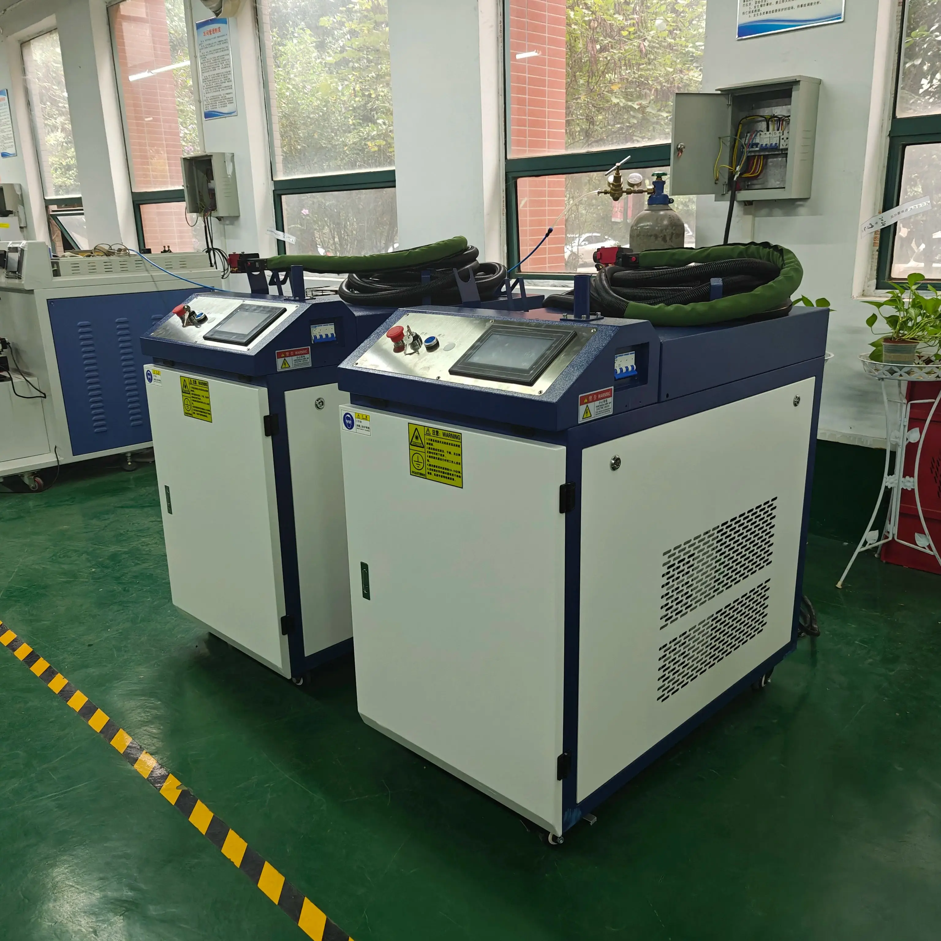 High Quality Handheld Laser Coutinuous Cleaning 3000W Rust Removal Machine
High Quality Handheld Laser Coutinuous Cleaning 3000W Rust Removal Machine