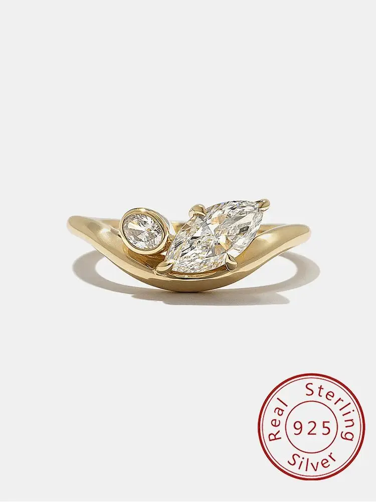 Роскошное модное кольцо из стерлингового серебра 925 пробы с V-образным цирконом маркизы для женщин, помолвка, вечеринка, повседневная одежда, ювелирные изделия высокого качества
Роскошное модное кольцо из стерлингового серебра 925 пробы с V-образным цирконом маркизы для женщин, помолвка, вечеринка, повседневная одежда, ювелирные изделия высокого качества