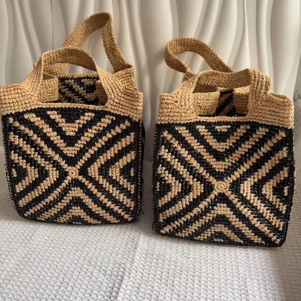 New Small Square Bag Women's Raffia Handmade Hook Color Matching Woven Fashion Handbag Unique Texture Casual Daily Niche Design
New Small Square Bag Women's Raffia Handmade Hook Color Matching Woven Fashion Handbag Unique Texture Casual Daily Niche Design