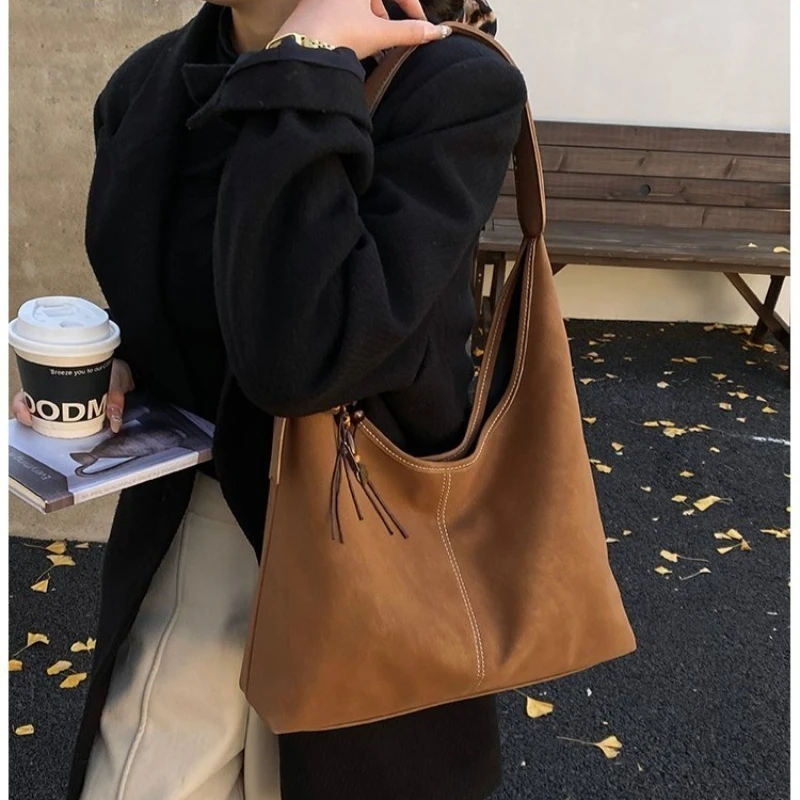 Women's Vintage Crescent Hobo Shoulder Bag with Tassel Charm, Adjustable Strap, Casual Style for Daily Errands & Weekend Outings
Women's Vintage Crescent Hobo Shoulder Bag with Tassel Charm, Adjustable Strap, Casual Style for Daily Errands & Weekend Outings