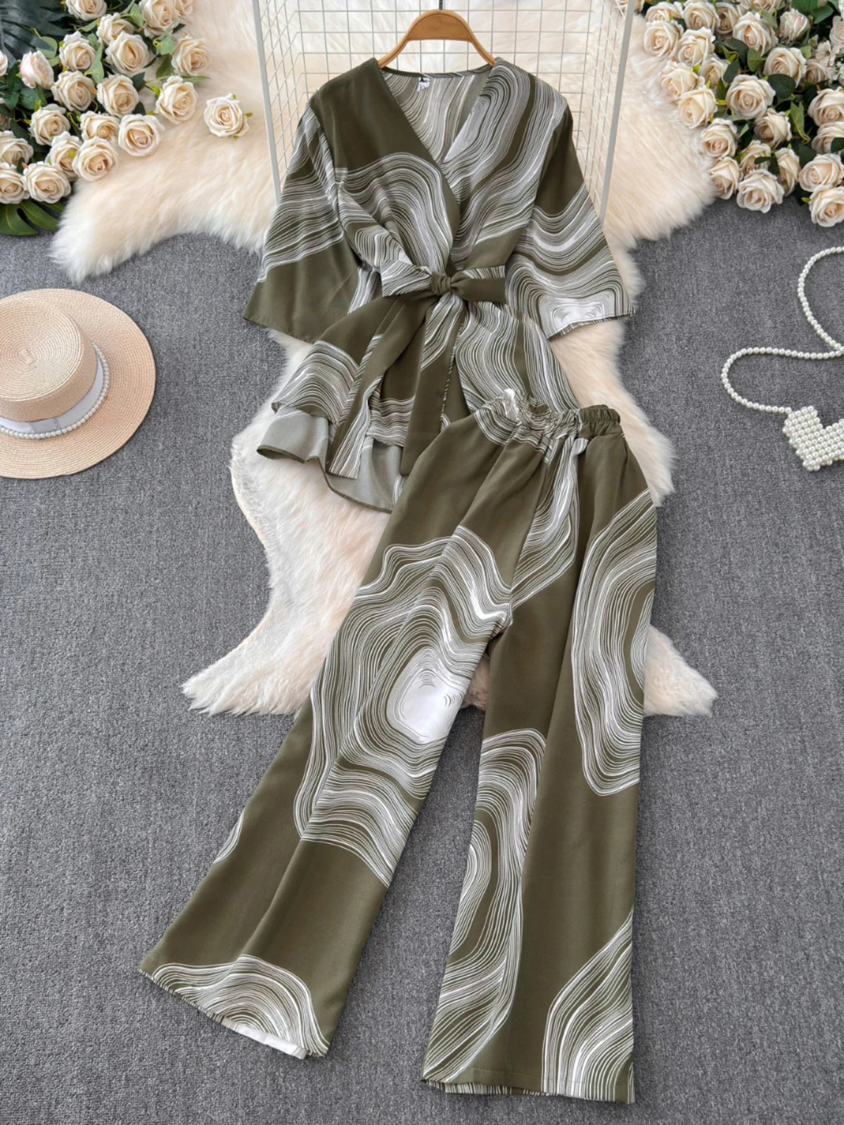 Summer Outfit Woman 2025 Chic Fashion Casual Trouser Suits Printed V Neck Tops Elastic Waist Wide Leg Loose Cropped Pants Set
Summer Outfit Woman 2025 Chic Fashion Casual Trouser Suits Printed V Neck Tops Elastic Waist Wide Leg Loose Cropped Pants Set