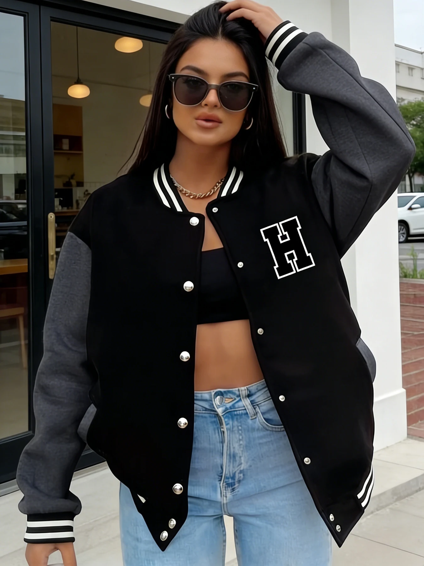 Женская университетская куртка большого размера с буквенным принтом H, куртка-бомбер с длинными рукавами и пуговицами спереди, модная уличная верхняя одежда, повседневная одежда
Женская университетская куртка большого размера с буквенным принтом H, куртка-бомбер с длинными рукавами и пуговицами спереди, модная уличная верхняя одежда, повседневная одежда