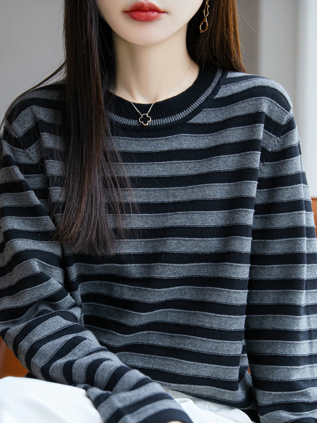 Свободный повседневный длинный светящийся круглый вязаный свитер Ne, женский размер, осенне-зимний корейский полосатый базовый свитер
Свободный повседневный длинный светящийся круглый вязаный свитер Ne, женский размер, осенне-зимний корейский полосатый базовый свитер