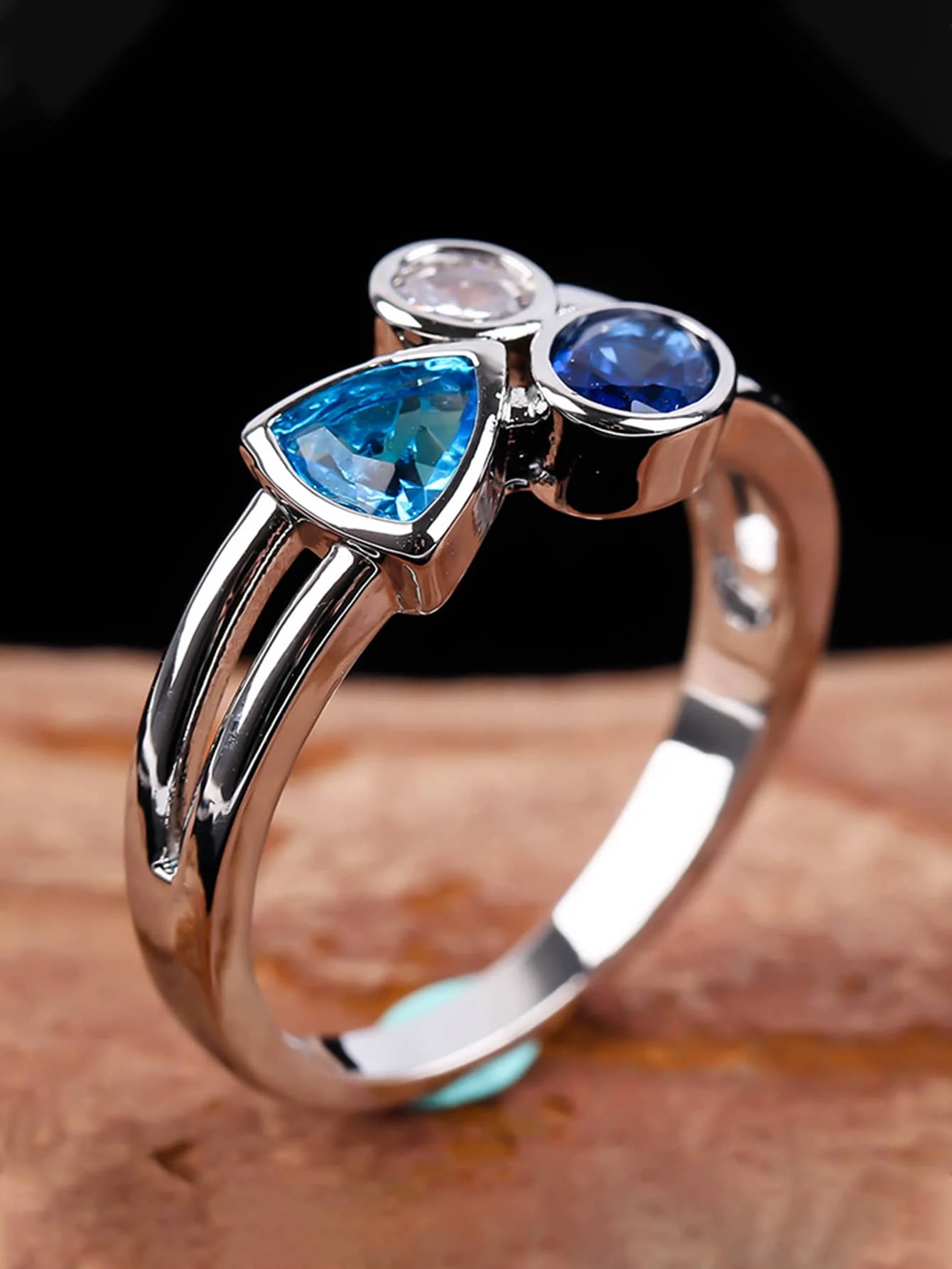 Modern Asymmetrical Three-Stone Ring For Women With Blue And Clear Gemstones
Modern Asymmetrical Three-Stone Ring For Women With Blue And Clear Gemstones
