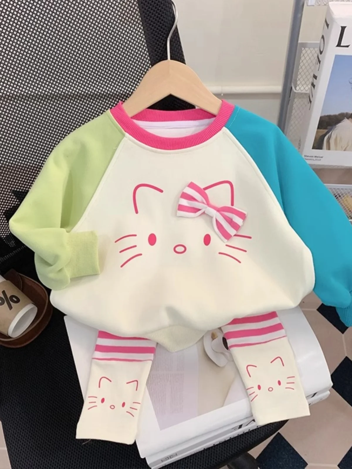 Модный детский костюм на весну 2025: новый комплект из свитшота и брюк для девочек, двухкомпонентный костюм, трендовая одежда для малышей на весну-осень
Модный детский костюм на весну 2025: новый комплект из свитшота и брюк для девочек, двухкомпонентный костюм, трендовая одежда для малышей на весну-осень