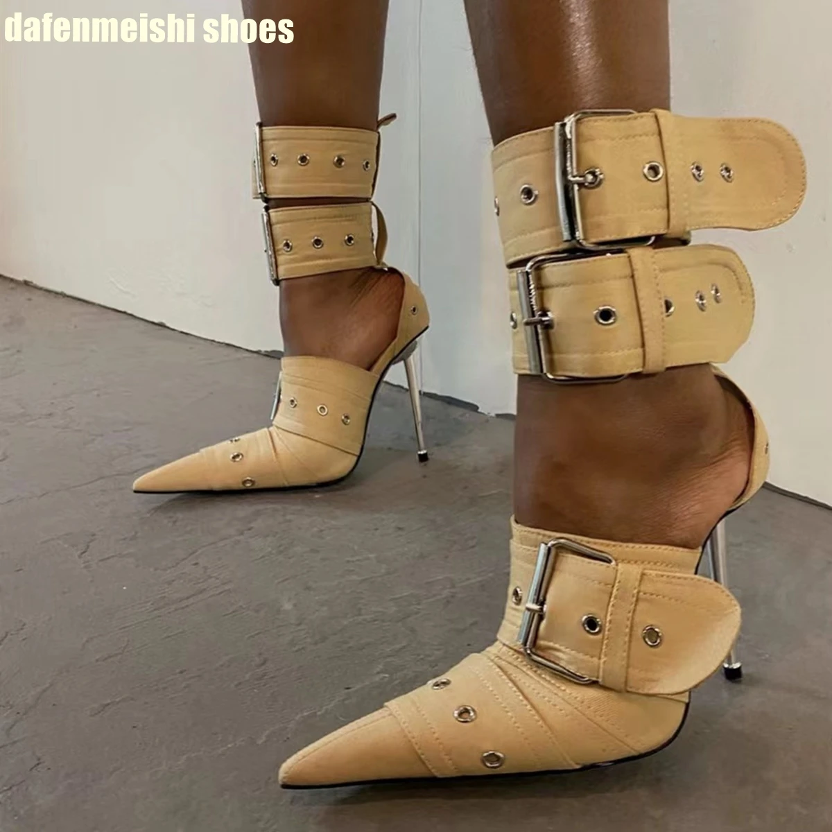 2025 Fashion Ins Catwalk Sandals Ankle Buckle Belt Pointed Toe Thin Heels Shallow Women High Heels Rivet Sexy Large Size Shoe
2025 Fashion Ins Catwalk Sandals Ankle Buckle Belt Pointed Toe Thin Heels Shallow Women High Heels Rivet Sexy Large Size Shoe