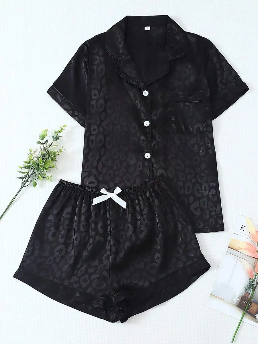 2pcs Satin Pajama Set Leopard Print Short Sleeve Collared Top And Bow Shorts Women Sleepwear Loungewear
2pcs Satin Pajama Set Leopard Print Short Sleeve Collared Top And Bow Shorts Women Sleepwear Loungewear