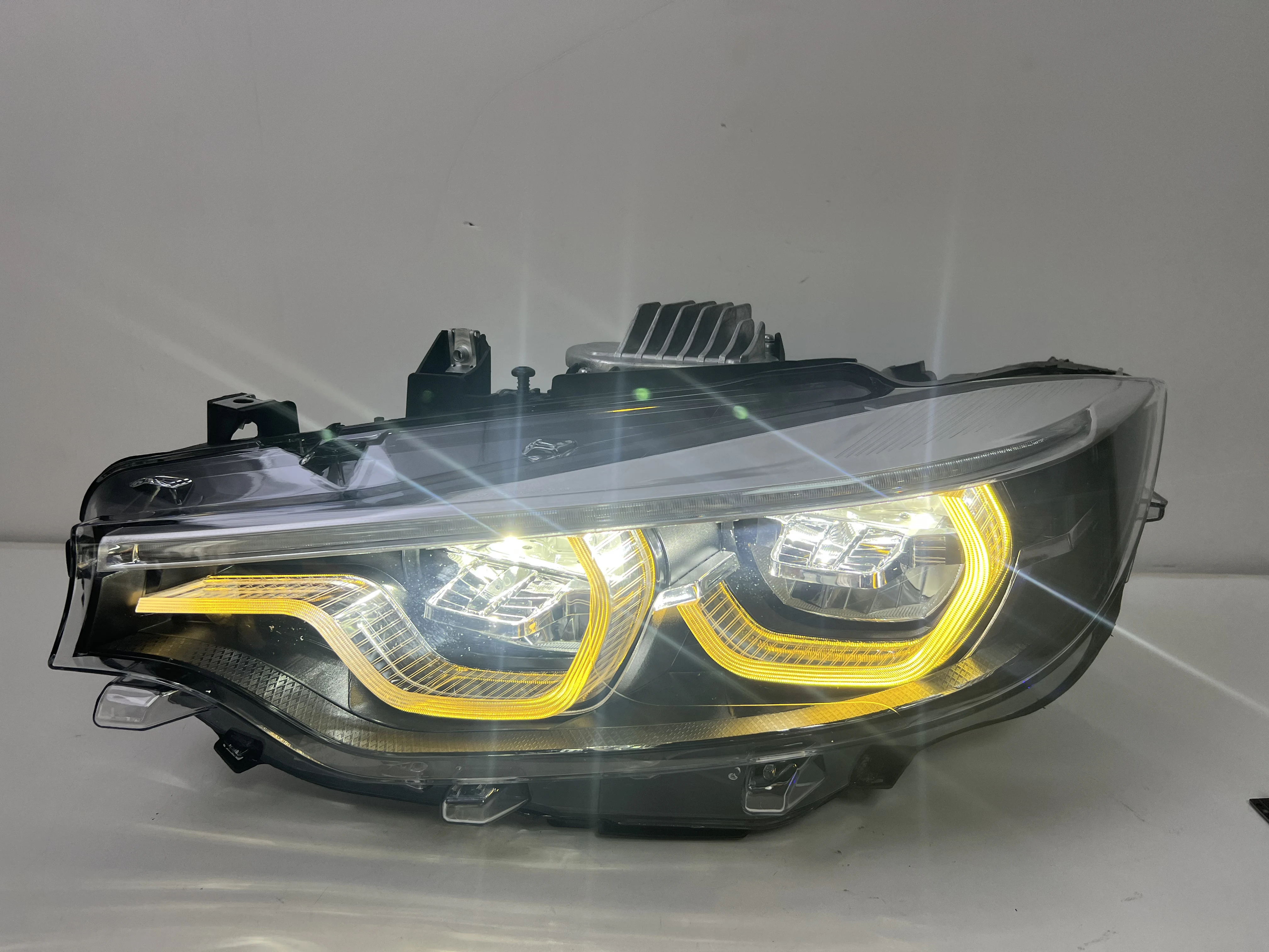 Светодиодные фары SJC V2 Style Amber Yellow White DRL Ikon Style для F32 F33 F36 F80 F82 M3 M4, передние фары в стиле 1:1
Светодиодные фары SJC V2 Style Amber Yellow White DRL Ikon Style для F32 F33 F36 F80 F82 M3 M4, передние фары в стиле 1:1