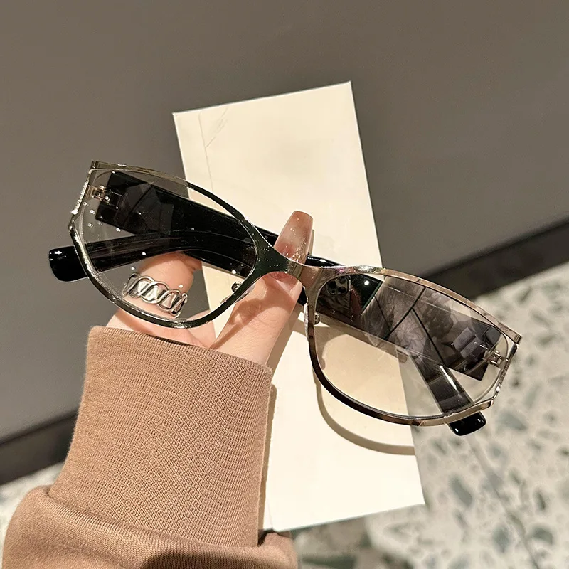 New y2k Metal Steampunk Sunglasses Women For Men Luxury Brand Designer Vintage Punk Sunglasses Popular Hip Hop Trendy Eyeglasses
New y2k Metal Steampunk Sunglasses Women For Men Luxury Brand Designer Vintage Punk Sunglasses Popular Hip Hop Trendy Eyeglasses