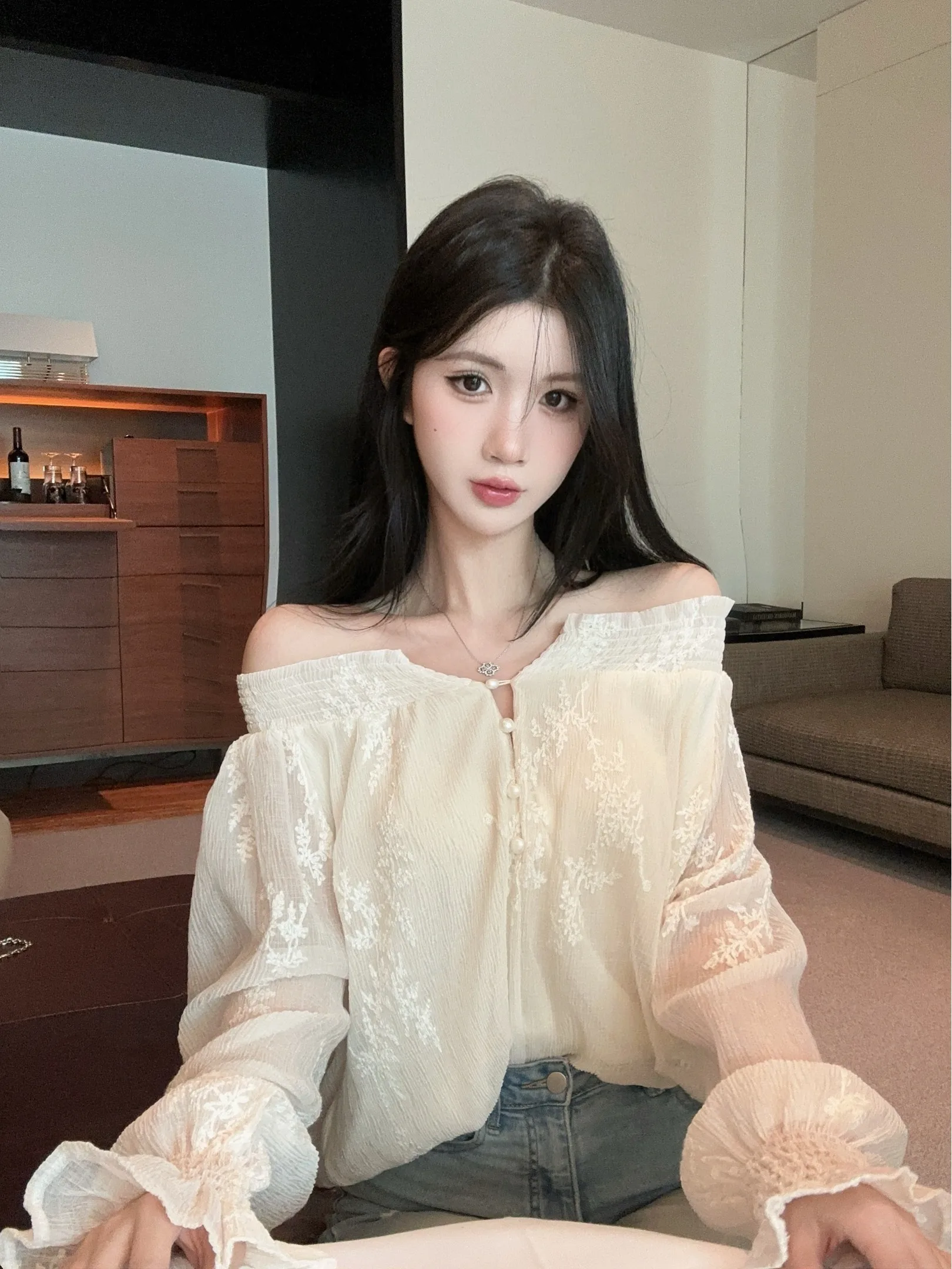 Elastic Shoulder Long Sleeve Embroidered Loose Women's Top Unique Bell Sleeve Spring Fashion Casual Breathable Shirt
Elastic Shoulder Long Sleeve Embroidered Loose Women's Top Unique Bell Sleeve Spring Fashion Casual Breathable Shirt