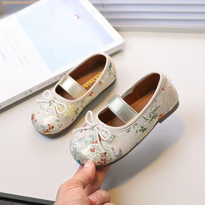 Girls' Flat Shoes Retro Embroidery Children Princess Shoes Fashion Versatile Soft Bottom Kids Party Shoes Breathable Non-slip
Girls' Flat Shoes Retro Embroidery Children Princess Shoes Fashion Versatile Soft Bottom Kids Party Shoes Breathable Non-slip