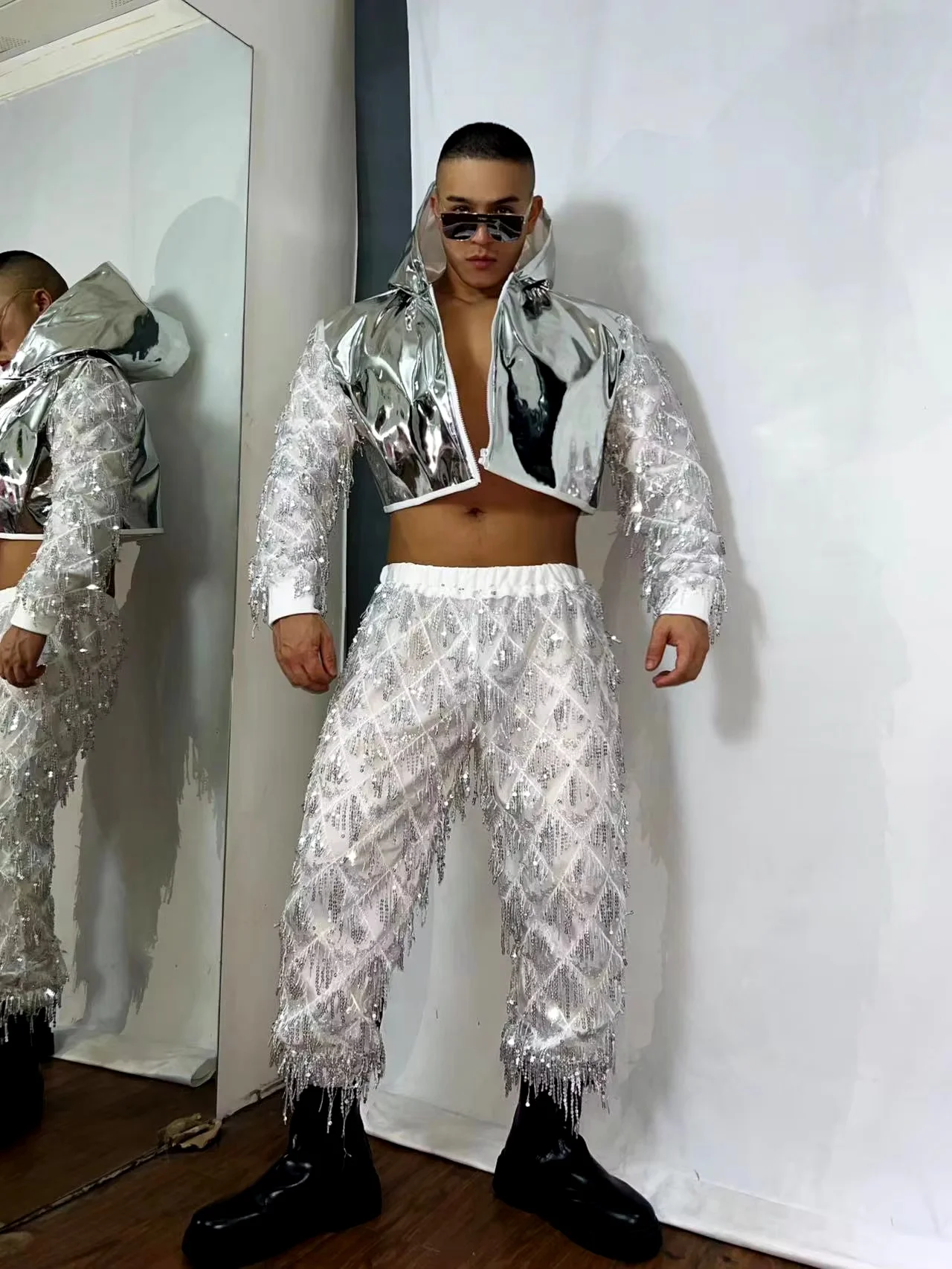 Hiphop Jazz Sports Suits Men Silver Laser Theme Party Wear Nightclub Male Singer DJ gogo Costumes
Hiphop Jazz Sports Suits Men Silver Laser Theme Party Wear Nightclub Male Singer DJ gogo Costumes
