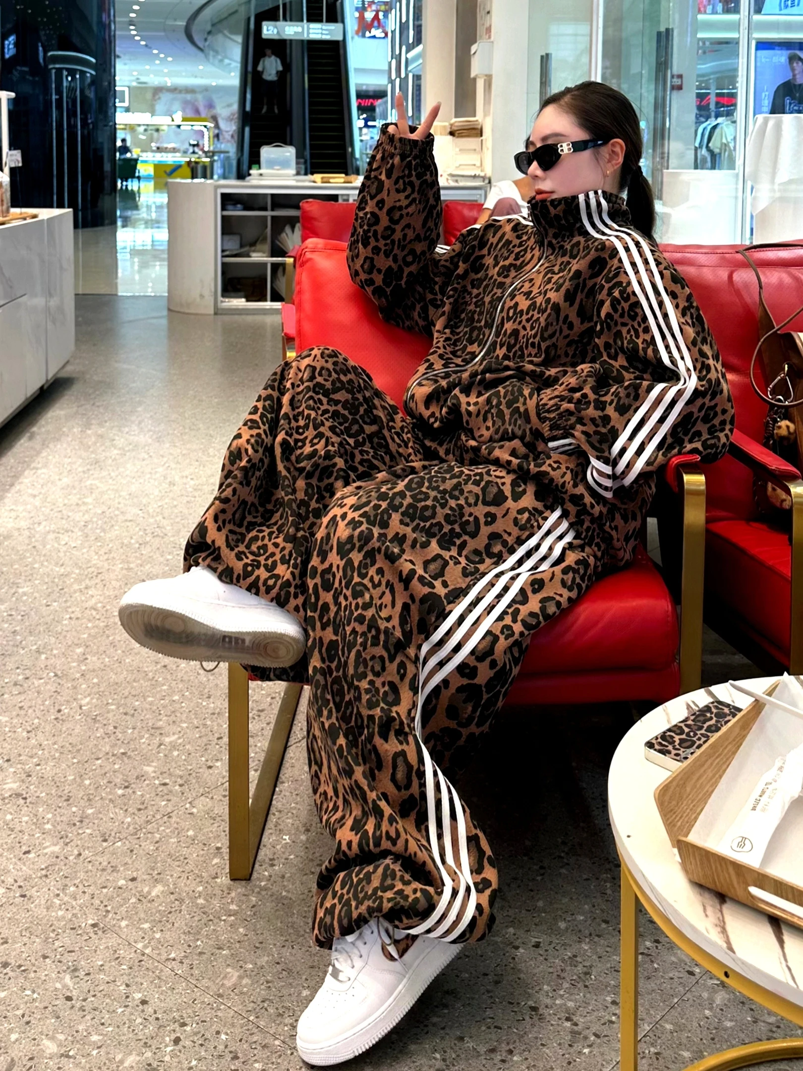 Женский комплект свободного кроя с леопардовым принтом: брюки с широкими штанинами на резинке и топ, повседневный костюм-двойка из хлопка, весна-осень, немнущийся
Женский комплект свободного кроя с леопардовым принтом: брюки с широкими штанинами на резинке и топ, повседневный костюм-двойка из хлопка, весна-осень, немнущийся