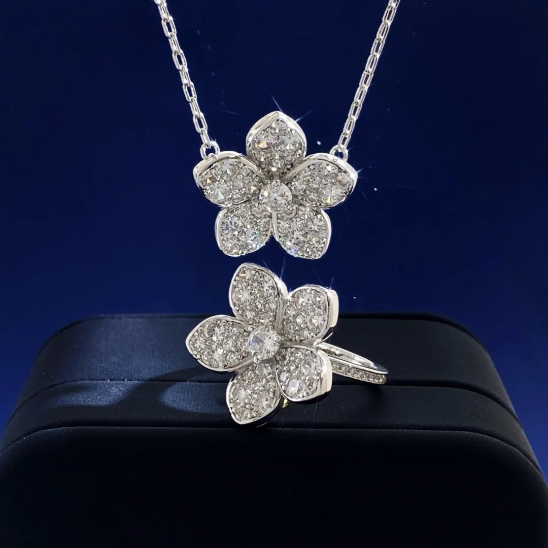 Exquisite diamond petal necklace illuminates elegant temperament The dynamic five petal floral necklace interprets unique
Exquisite diamond petal necklace illuminates elegant temperament The dynamic five petal floral necklace interprets unique