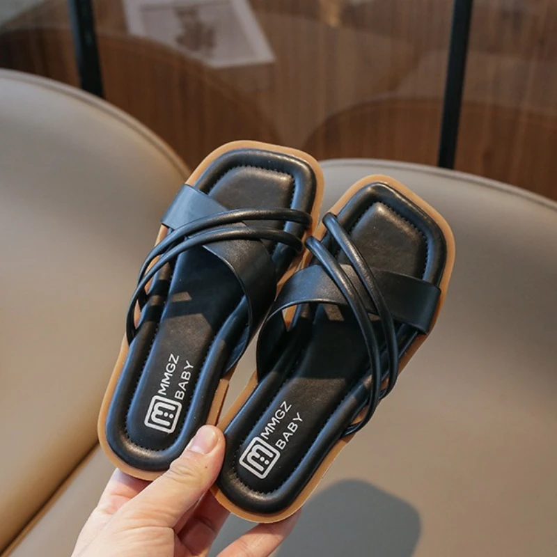 New Slippers 2025 Summer Fashion Kid Shoes Versatile Anti Slip Soft Girl Sandals Anti Slip Lightweight Retro Simple Flat Slipper
New Slippers 2025 Summer Fashion Kid Shoes Versatile Anti Slip Soft Girl Sandals Anti Slip Lightweight Retro Simple Flat Slipper