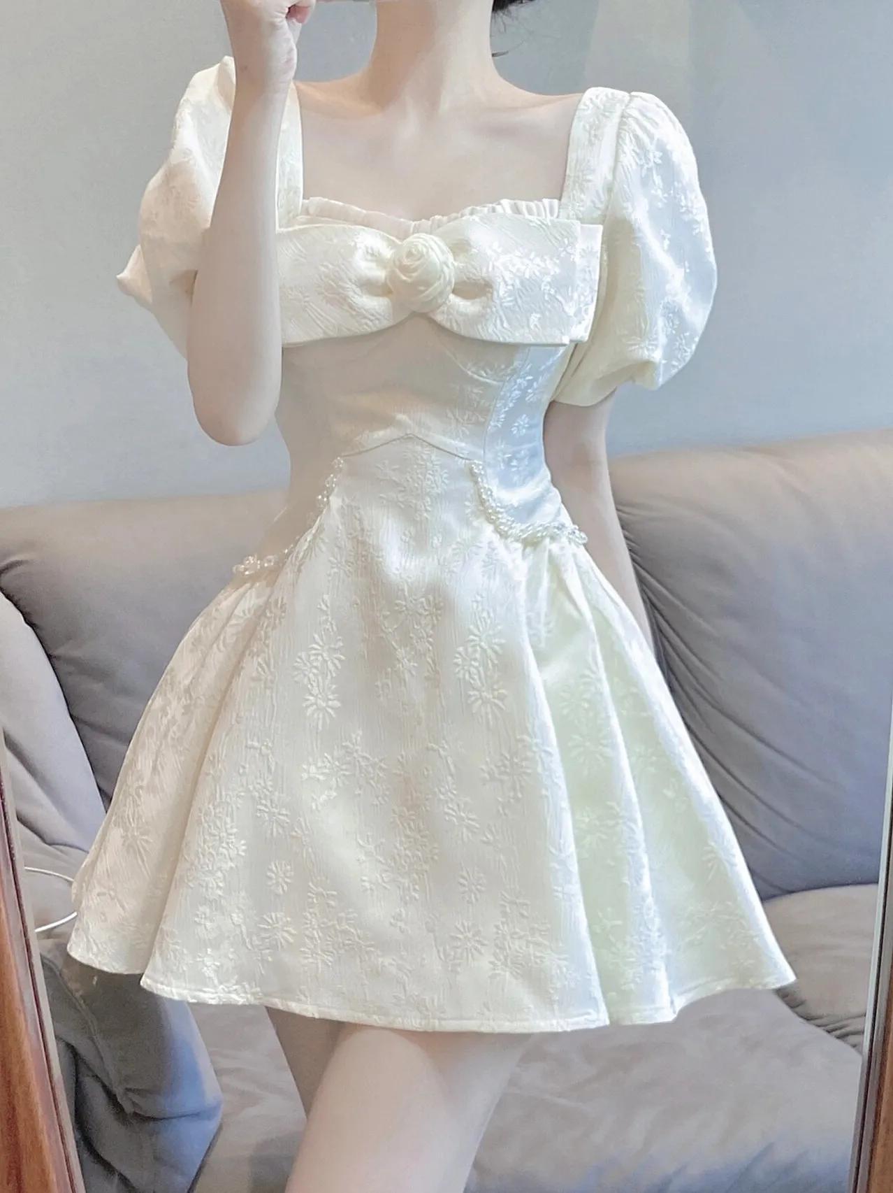 French Square Neck Bubble Sleeve White Printed Dress Women's Summer High-end Temperament Fluffy Skirt Waist Cinching Short Dress
French Square Neck Bubble Sleeve White Printed Dress Women's Summer High-end Temperament Fluffy Skirt Waist Cinching Short Dress