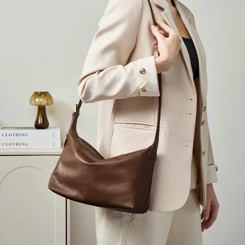 New Vintage Top Layer Vegetable Tanned Cowhide Crossbody HoboBag Versatile Commuting High-end Feeling Single Shoulder Armpit Bag
New Vintage Top Layer Vegetable Tanned Cowhide Crossbody HoboBag Versatile Commuting High-end Feeling Single Shoulder Armpit Bag