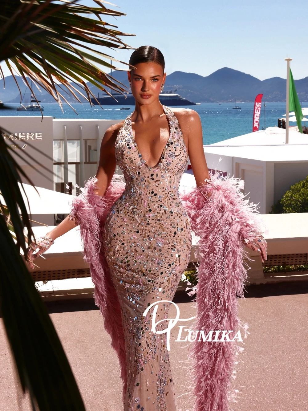Blush Pink Richly Beads Colorful Crystals Evening Dress With Feathers Cape Shiny Sexy Charming Halter Customized Prom Gown
Blush Pink Richly Beads Colorful Crystals Evening Dress With Feathers Cape Shiny Sexy Charming Halter Customized Prom Gown