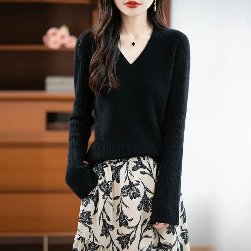 100% Wool V - neck Knitted Sweater with Flared Sleeves and Striped Slim Fit, a Must - have for Women's Fashion
100% Wool V - neck Knitted Sweater with Flared Sleeves and Striped Slim Fit, a Must - have for Women's Fashion