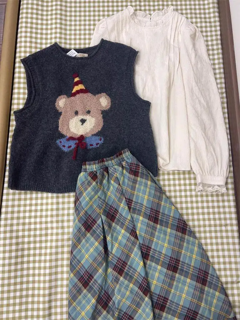 Spring Fashion Bear Embroidery Knitted Vest Shirt Plaid Skirt Women's School Style Ensemble Mid-Sleeve Long Neck Design
Spring Fashion Bear Embroidery Knitted Vest Shirt Plaid Skirt Women's School Style Ensemble Mid-Sleeve Long Neck Design
