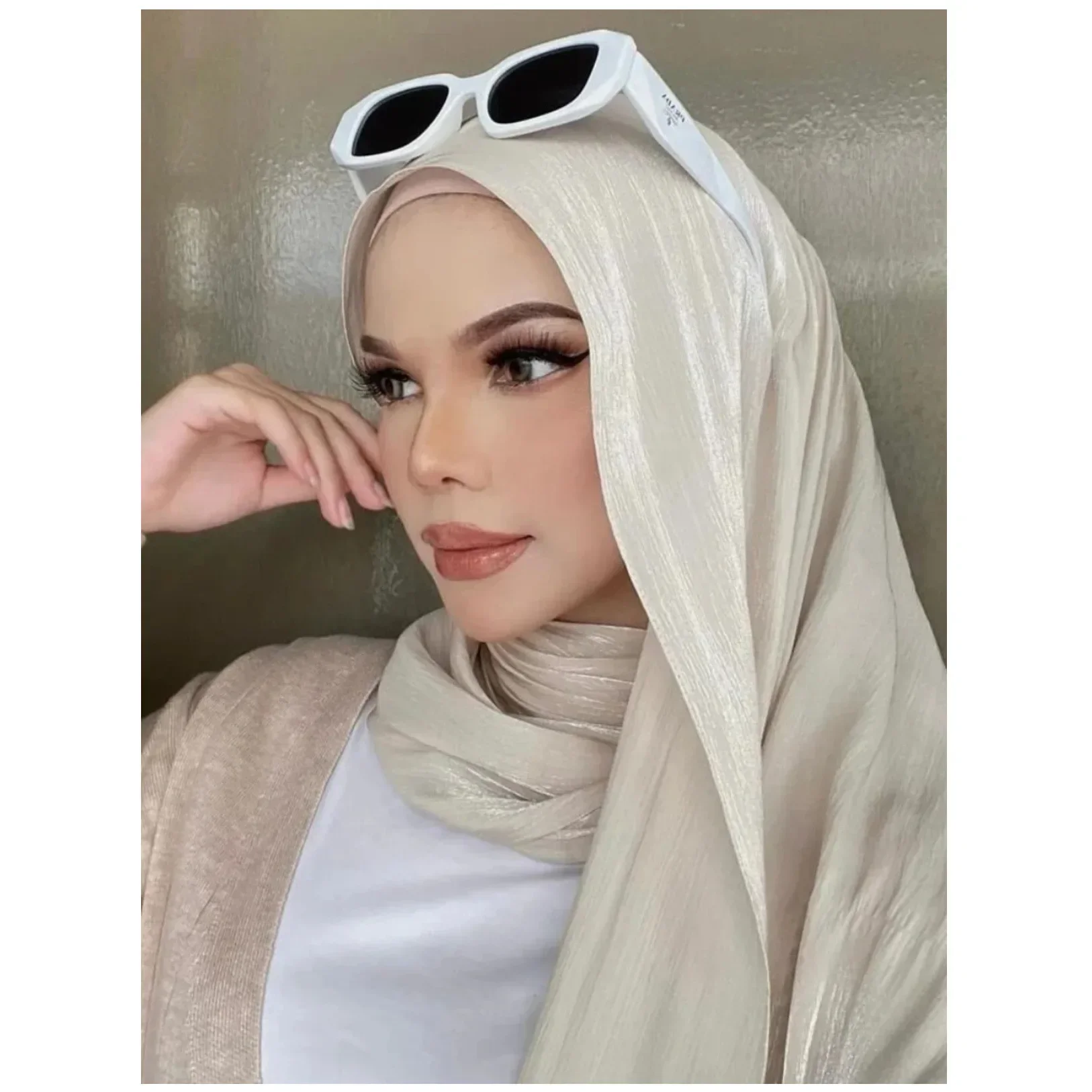 2025 New Cool Breathable Glossy Chiffon Crinkle Solid Color Simple Women's Headscarf for Malay Indonesian Ladies
2025 New Cool Breathable Glossy Chiffon Crinkle Solid Color Simple Women's Headscarf for Malay Indonesian Ladies