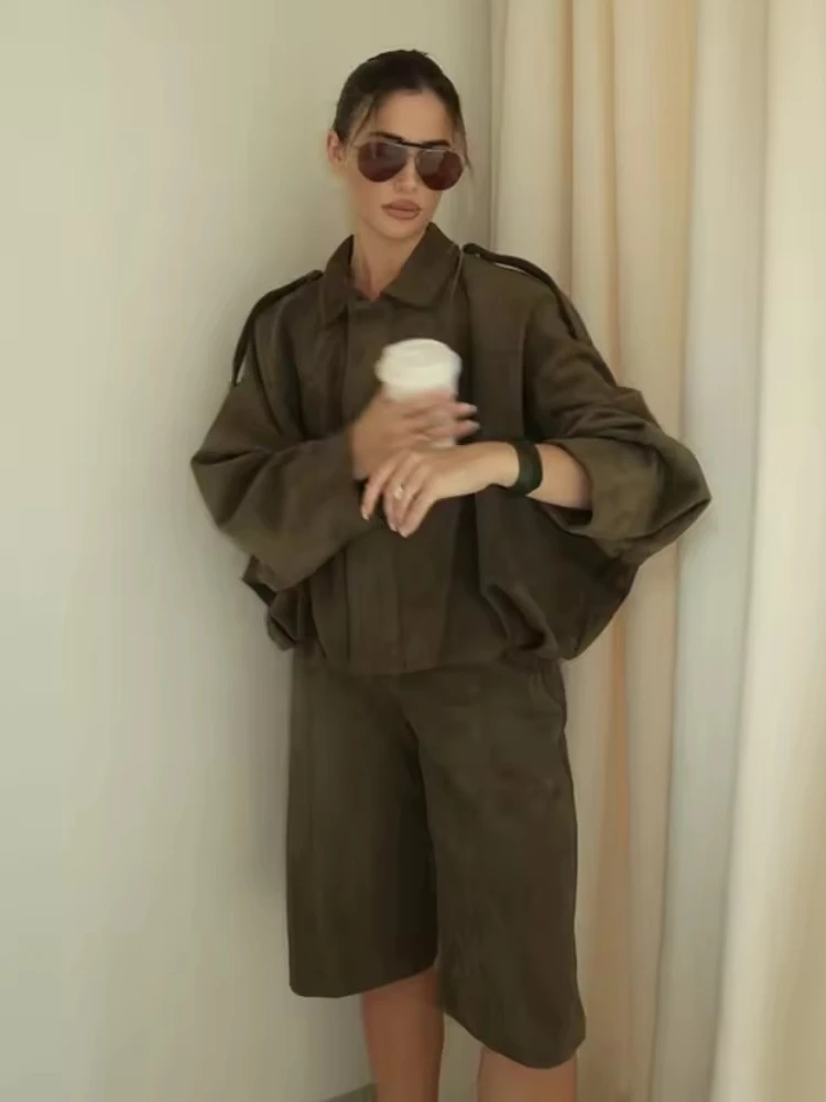 ZBZA Women's Vintage Bomber Jacket Shorts Set Loose Lapel Zipper Solid Coat High Waist Pocket A-line Shorts Spring New Chic Suit
ZBZA Women's Vintage Bomber Jacket Shorts Set Loose Lapel Zipper Solid Coat High Waist Pocket A-line Shorts Spring New Chic Suit