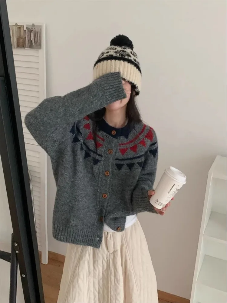 Вязаный свитер в стиле ретро Fair Isle Color Blo, женский корейский свободный кардиган на осень-зиму, универсальный модный открытый кардиган
Вязаный свитер в стиле ретро Fair Isle Color Blo, женский корейский свободный кардиган на осень-зиму, универсальный модный открытый кардиган