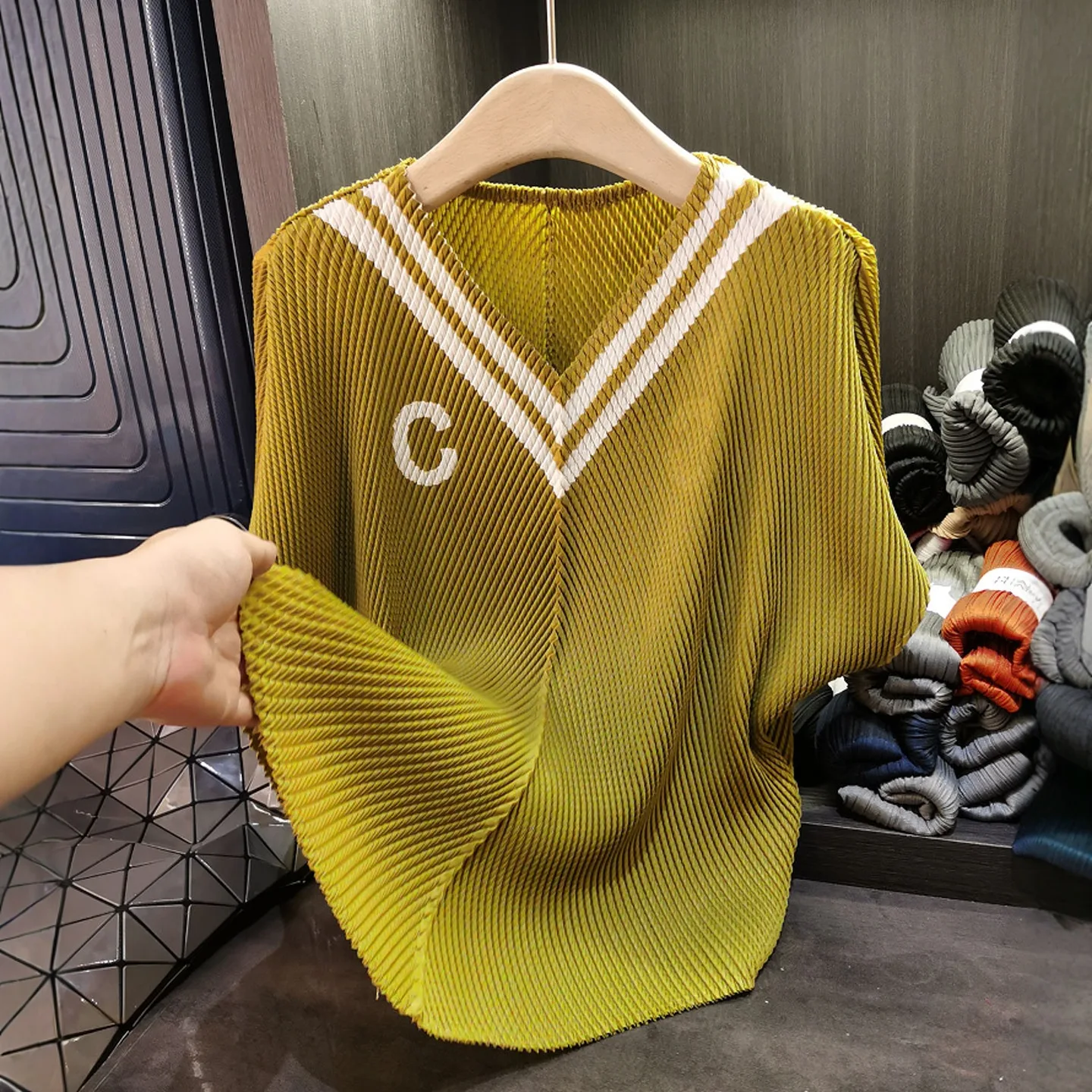 Fold T-shirt Miyake Pleats Wearable V-neck Collision Plisse Top 2025 Summer New Loose Bat Sleeve Solid Colour Fold T-shirt
Fold T-shirt Miyake Pleats Wearable V-neck Collision Plisse Top 2025 Summer New Loose Bat Sleeve Solid Colour Fold T-shirt
