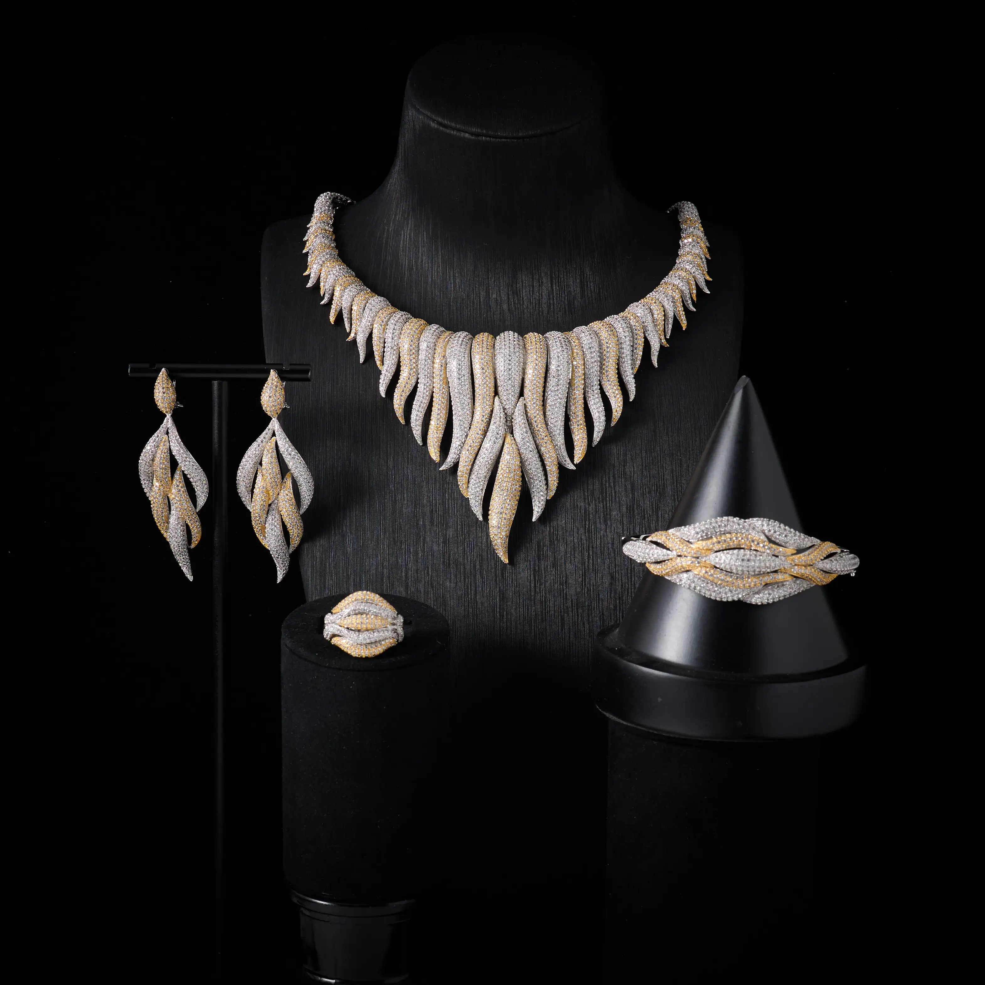 IN JEWELIFE Роскошный гипербольный комплект ювелирных изделий с кубическим цирконием для женщин, африканские свадебные полные комплекты, обручальные свадебные аксессуары
IN JEWELIFE Роскошный гипербольный комплект ювелирных изделий с кубическим цирконием для женщин, африканские свадебные полные комплекты, обручальные свадебные аксессуары