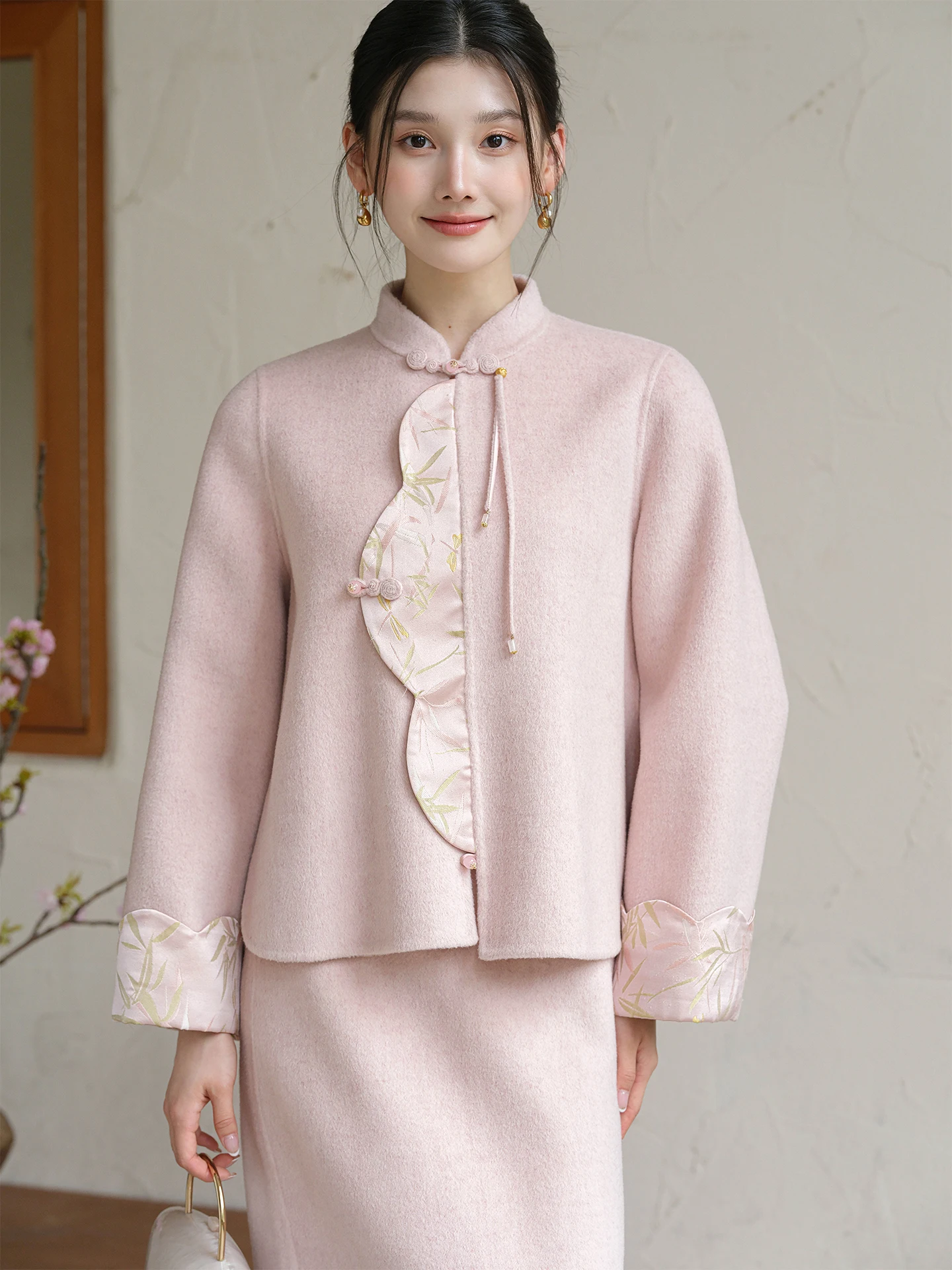 Женский двусторонний шерстяной комплект Ele: осенне-зимнее пальто с боковыми пуговицами в китайском национальном стиле от Initial Cicada Clothes
Женский двусторонний шерстяной комплект Ele: осенне-зимнее пальто с боковыми пуговицами в китайском национальном стиле от Initial Cicada Clothes