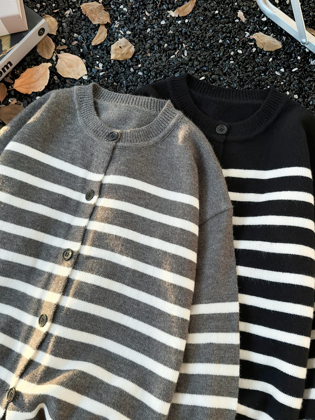 Men's Loose Fit Stripe Color Blo Knit Cardigan Casual round Ne Sweater Autumn Faion Comfortable Long Sve Warm Top
Men's Loose Fit Stripe Color Blo Knit Cardigan Casual round Ne Sweater Autumn Faion Comfortable Long Sve Warm Top