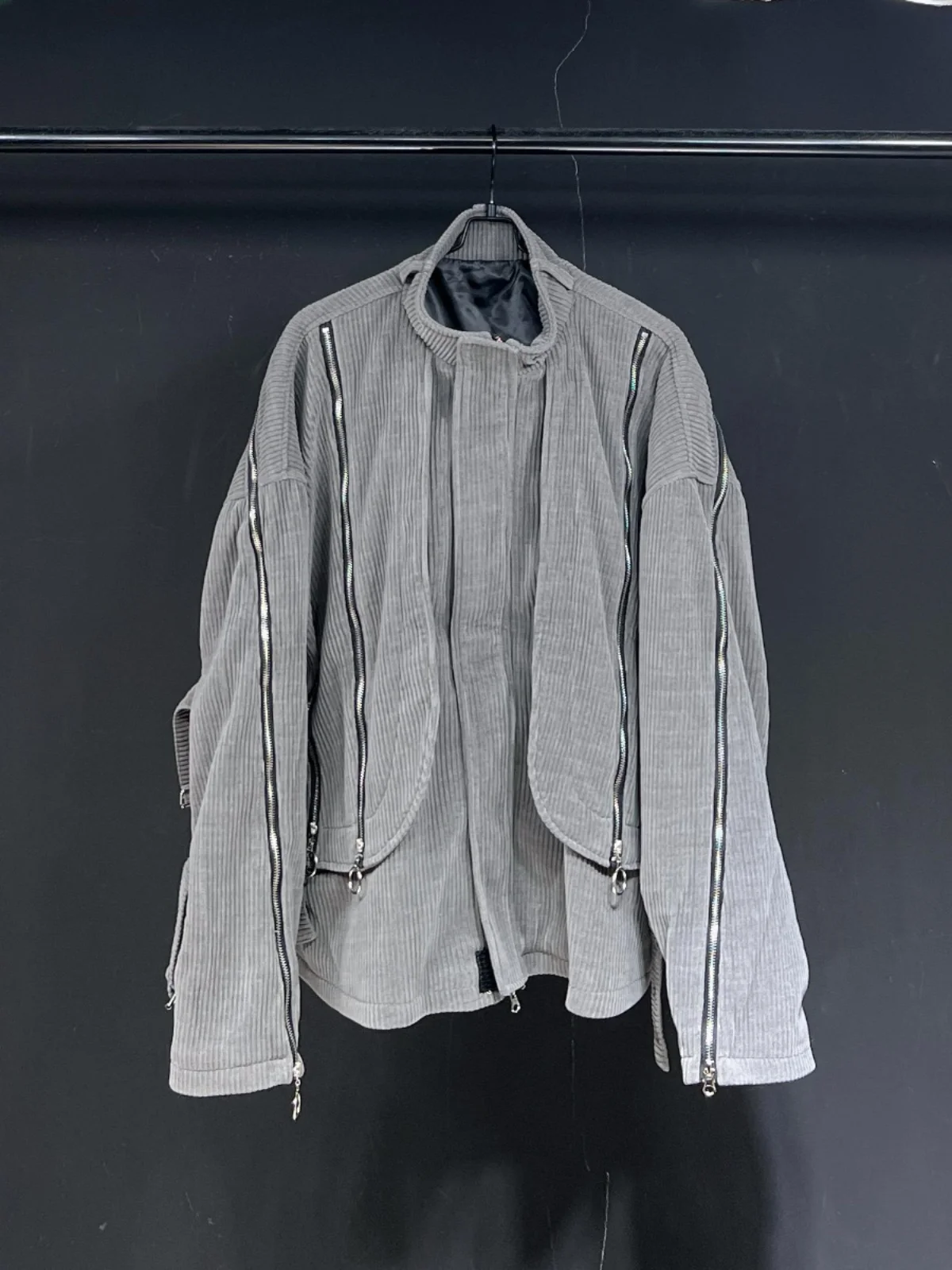 Original Design Grey Corduroy Jacket Hip Hop Casual Loose Top Youth Fashion Spring Autumn Zipper Closure Long Sleeve Pure Color
Original Design Grey Corduroy Jacket Hip Hop Casual Loose Top Youth Fashion Spring Autumn Zipper Closure Long Sleeve Pure Color