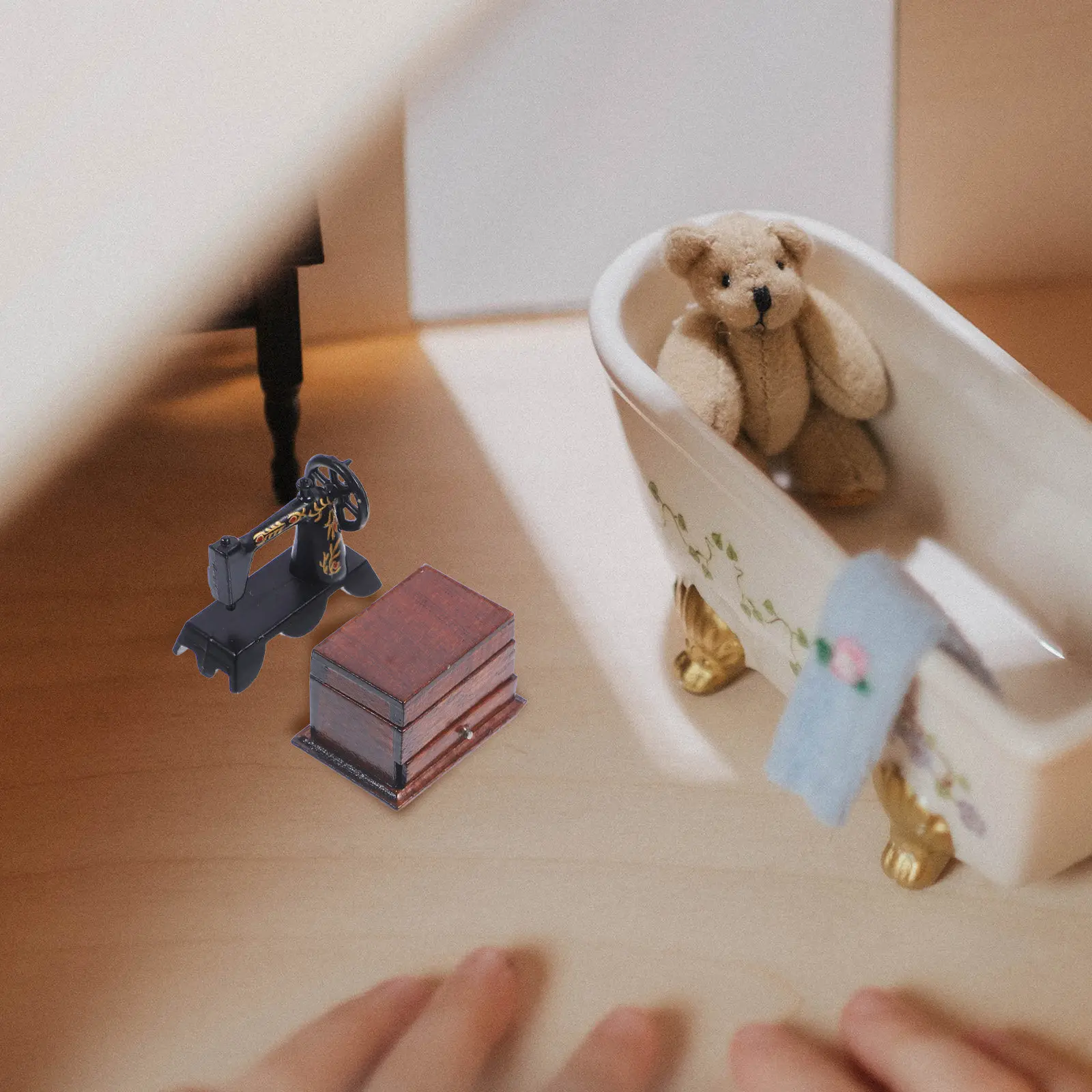 1Set Miniature Vintage Sewing Machine with Hussif for Dollhouse Decoration Realistic Wood Metal Plastic Mini Furniture 1:12
1Set Miniature Vintage Sewing Machine with Hussif for Dollhouse Decoration Realistic Wood Metal Plastic Mini Furniture 1:12
