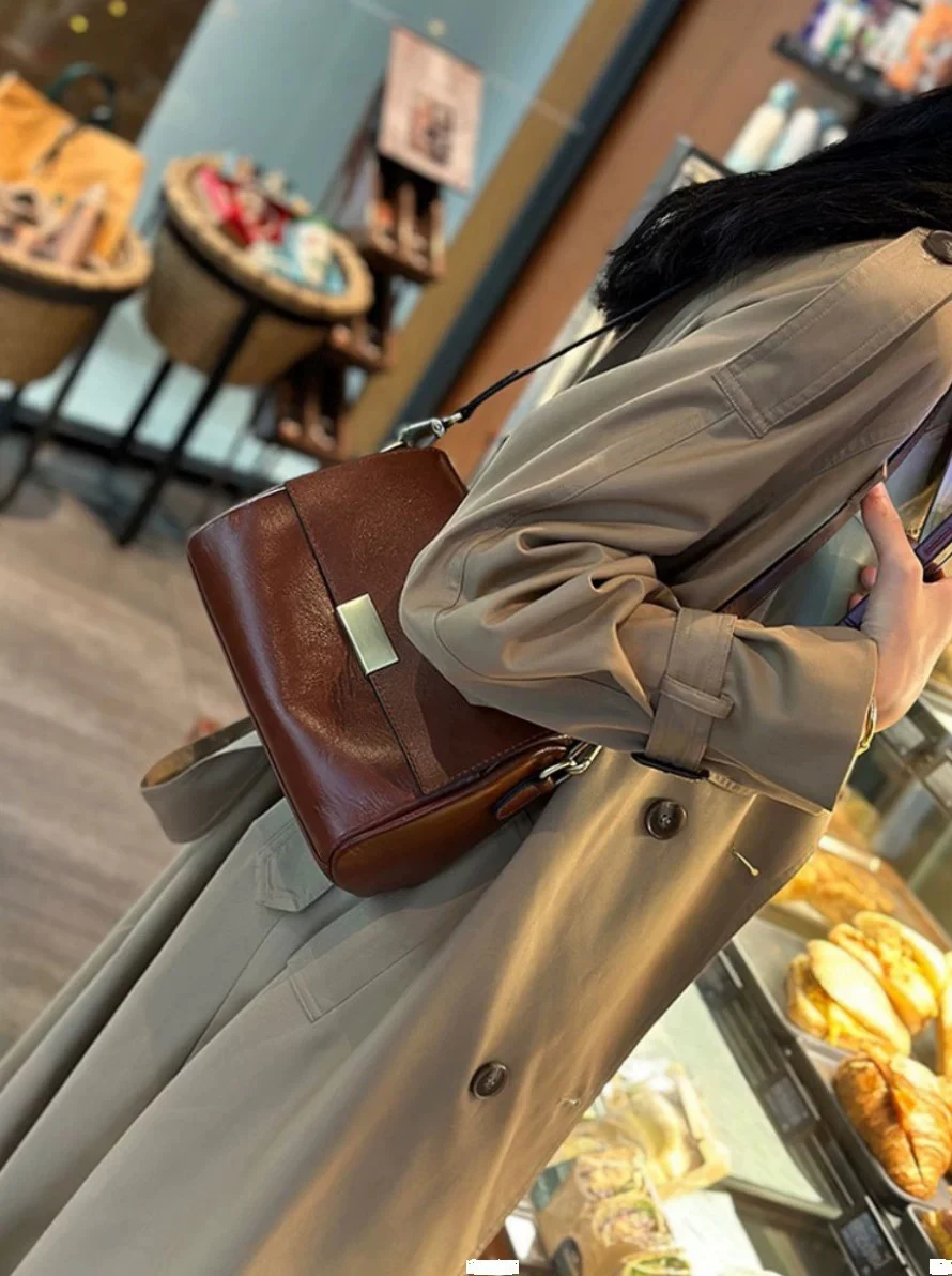 Retro-style trendy genuine leather women's handbag, new cowhide crossbody bag, large capacity square bag, underarm bag for women
Retro-style trendy genuine leather women's handbag, new cowhide crossbody bag, large capacity square bag, underarm bag for women