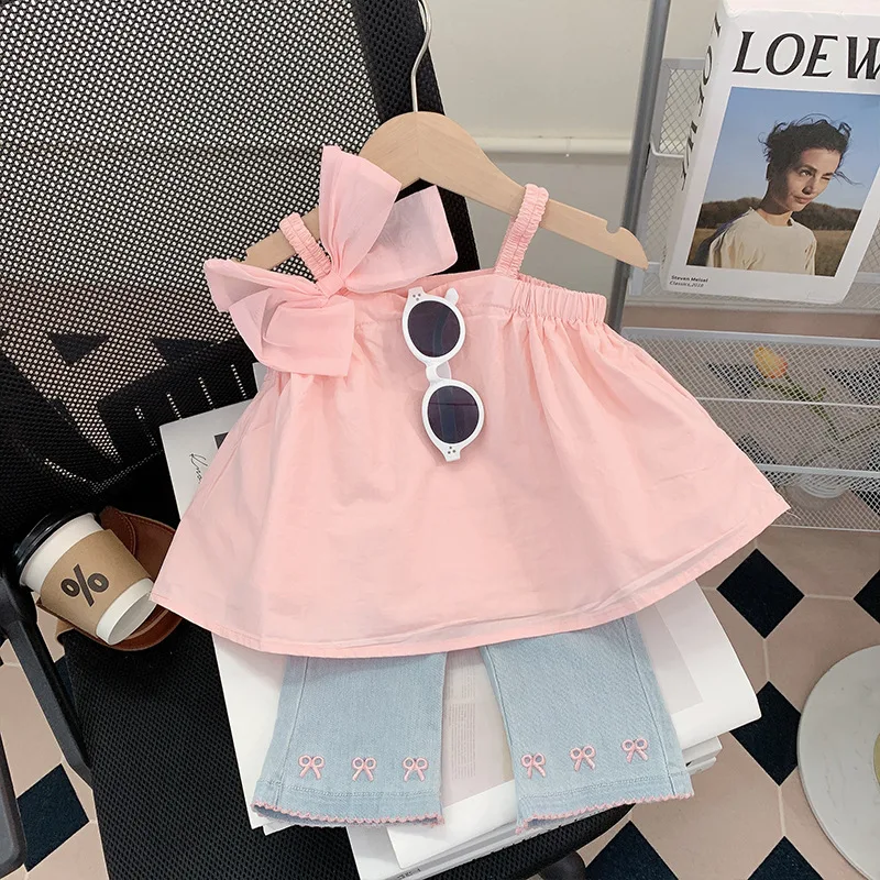 2025 Summer Fashion Girls Bow Suspender Vest Top + Embroidered Jeans Two-piece Set Sweet Fashion Baby Girl Suit
2025 Summer Fashion Girls Bow Suspender Vest Top + Embroidered Jeans Two-piece Set Sweet Fashion Baby Girl Suit