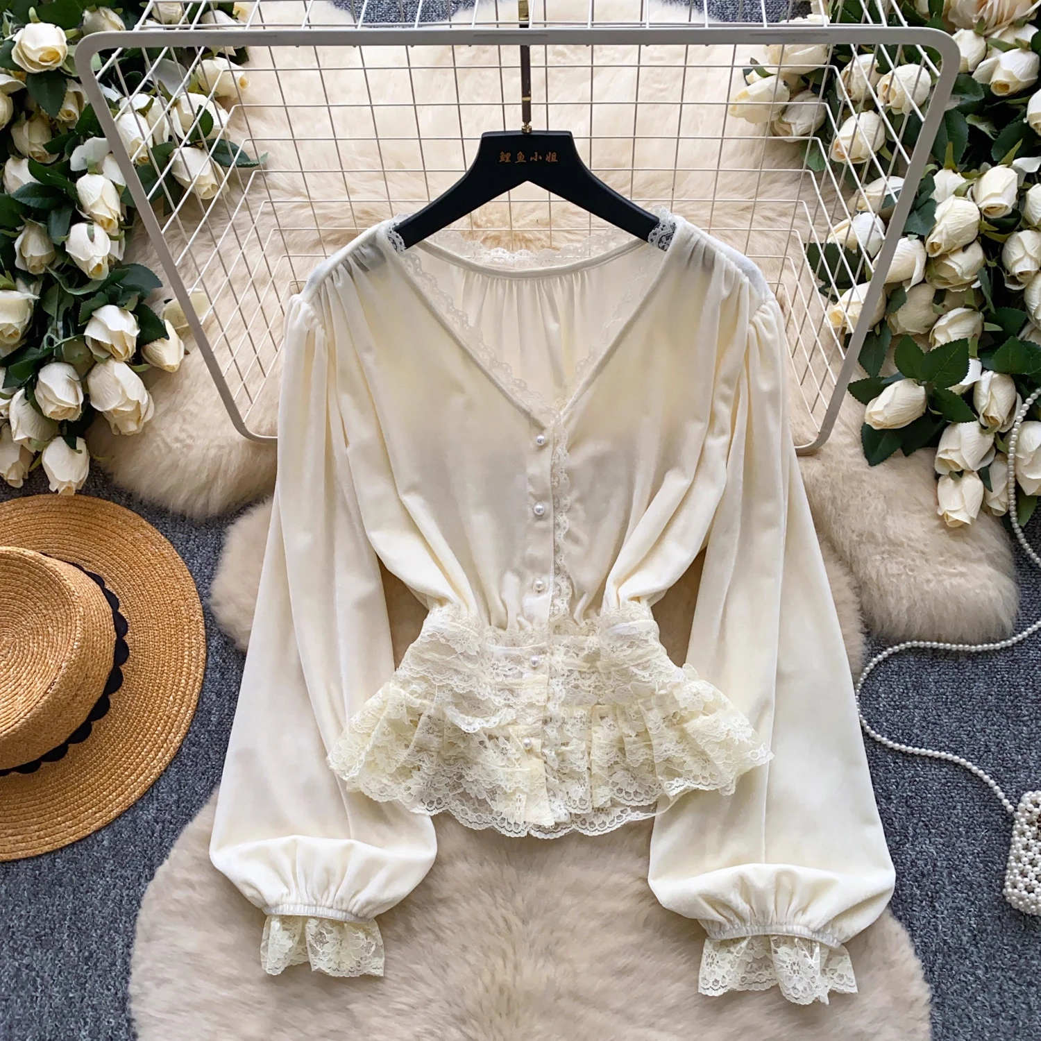 V-neck Lace Velvet Blouse Women Single-Breasted Lantern Sleeve Elegant Shirts Female 2026 New Spring Autumn Tops Gentle Shirts
V-neck Lace Velvet Blouse Women Single-Breasted Lantern Sleeve Elegant Shirts Female 2026 New Spring Autumn Tops Gentle Shirts