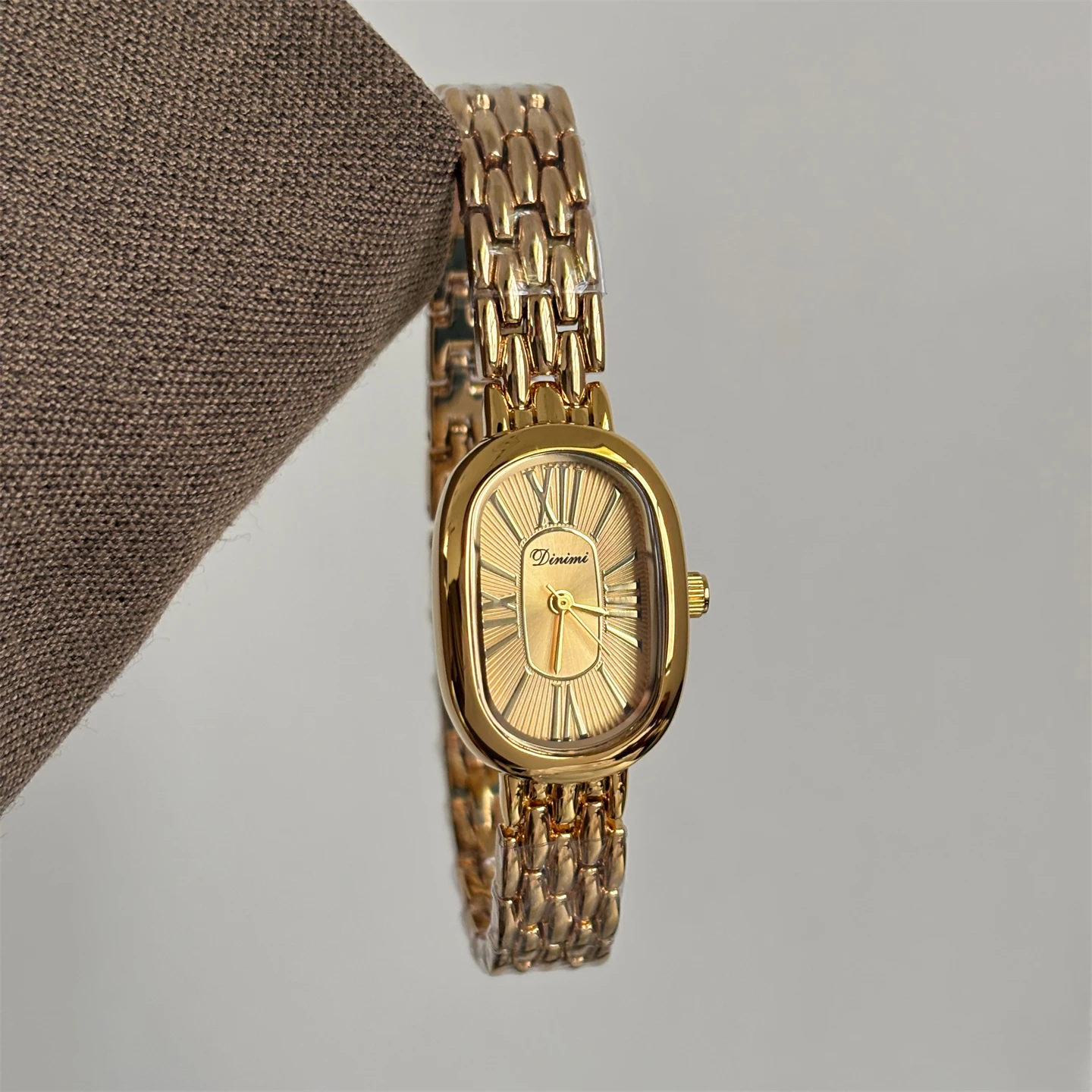Oval Korean design high-value watch female retro literary and versatile steel belt sunflower quartz watch
Oval Korean design high-value watch female retro literary and versatile steel belt sunflower quartz watch