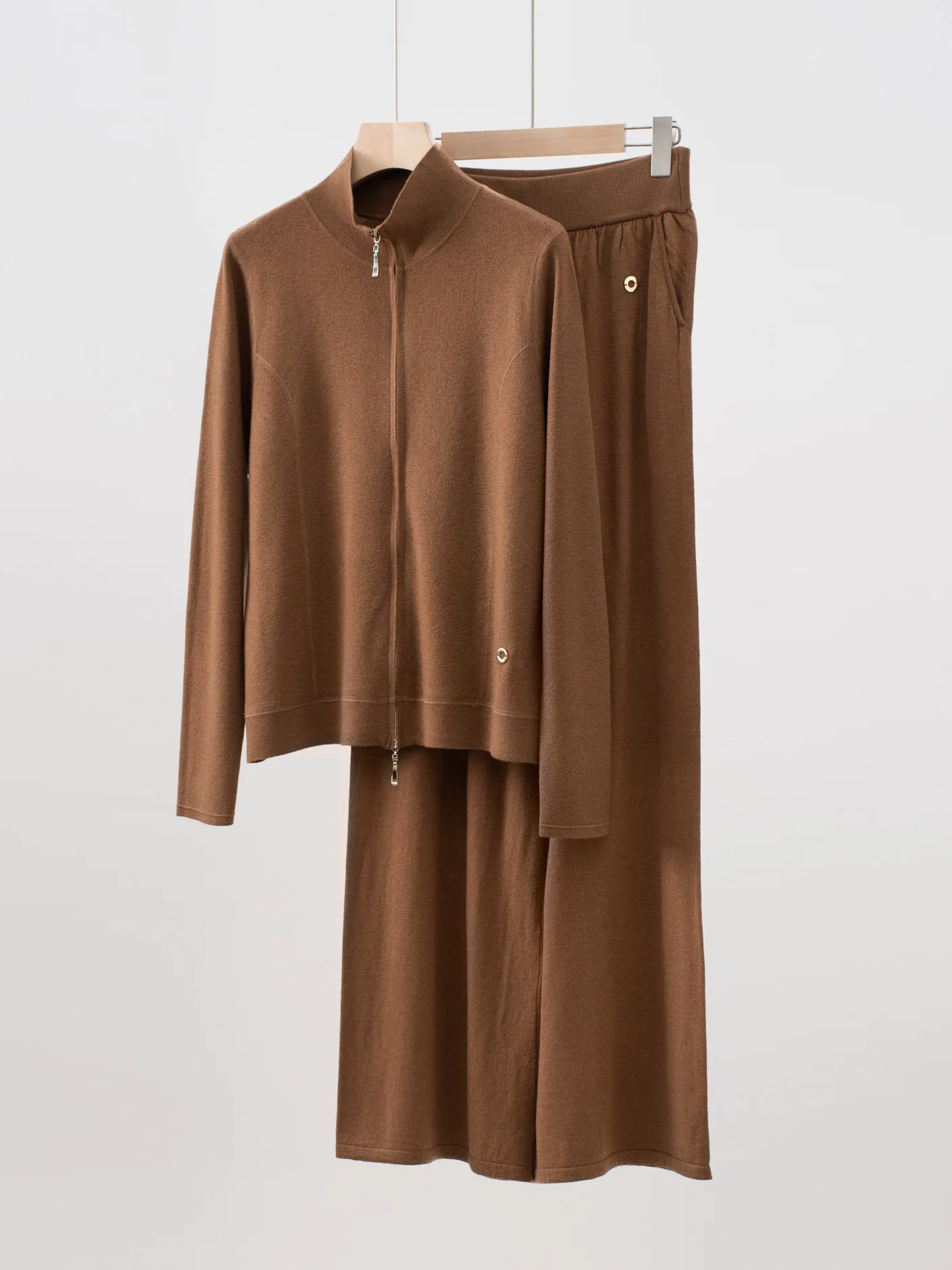 Осенне-зимняя новая шерстяная вязаная куртка на молнии с высоким воротом и повседневный комплект брюк
Осенне-зимняя новая шерстяная вязаная куртка на молнии с высоким воротом и повседневный комплект брюк