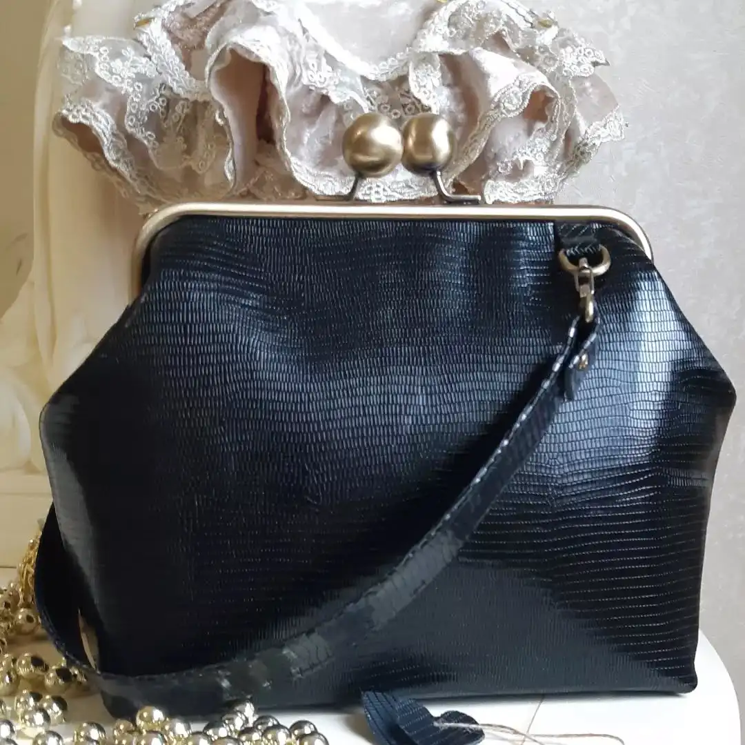 Lost In Vintage Skin Surface Slightly Glossy Leather Bags Kiss Lock Big Bronze At the Bottom are Installed Legs Evening Clutch
Lost In Vintage Skin Surface Slightly Glossy Leather Bags Kiss Lock Big Bronze At the Bottom are Installed Legs Evening Clutch