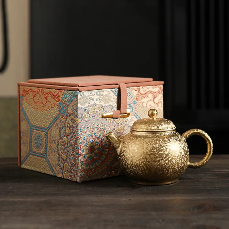 Gilt kung fu teapot household tea set tea room tea maker is putting the pot business retro gilt health small teapot
Gilt kung fu teapot household tea set tea room tea maker is putting the pot business retro gilt health small teapot