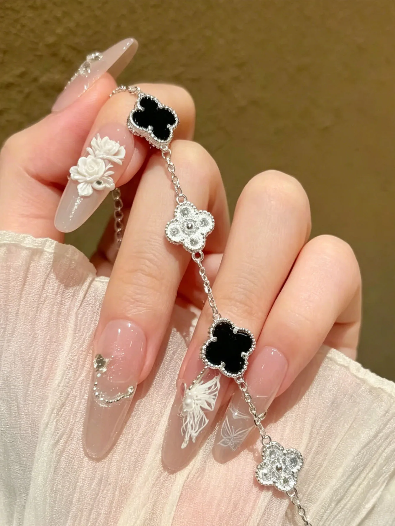 Elegant Four-leaf Clover Bracelet Silver Tone Black Enamel & Sparkling Zircon Women's Daily Jewelry
Elegant Four-leaf Clover Bracelet Silver Tone Black Enamel & Sparkling Zircon Women's Daily Jewelry