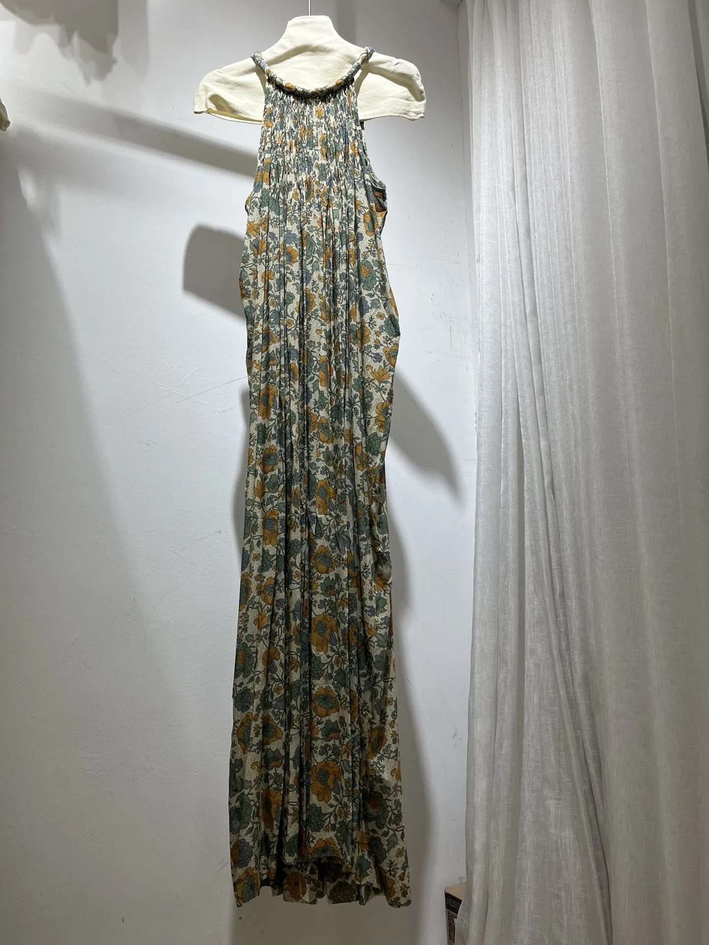 2024 New Spring Summer High Quality Women Collection Multi-color Floral Print Sleeeless Halter Vintage Ruched Midi Dress
2024 New Spring Summer High Quality Women Collection Multi-color Floral Print Sleeeless Halter Vintage Ruched Midi Dress