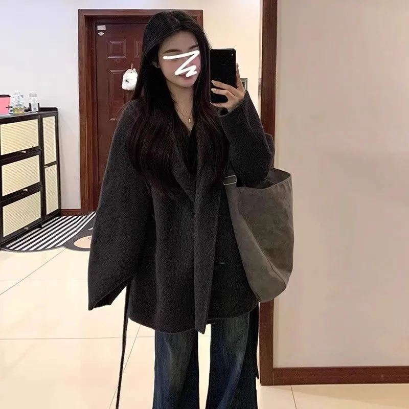 Thiened Winter Men's Woolen Coat Casual Loose Long Sve Warm Coat Youth Faion Winter Outerwear Button Decoration
Thiened Winter Men's Woolen Coat Casual Loose Long Sve Warm Coat Youth Faion Winter Outerwear Button Decoration